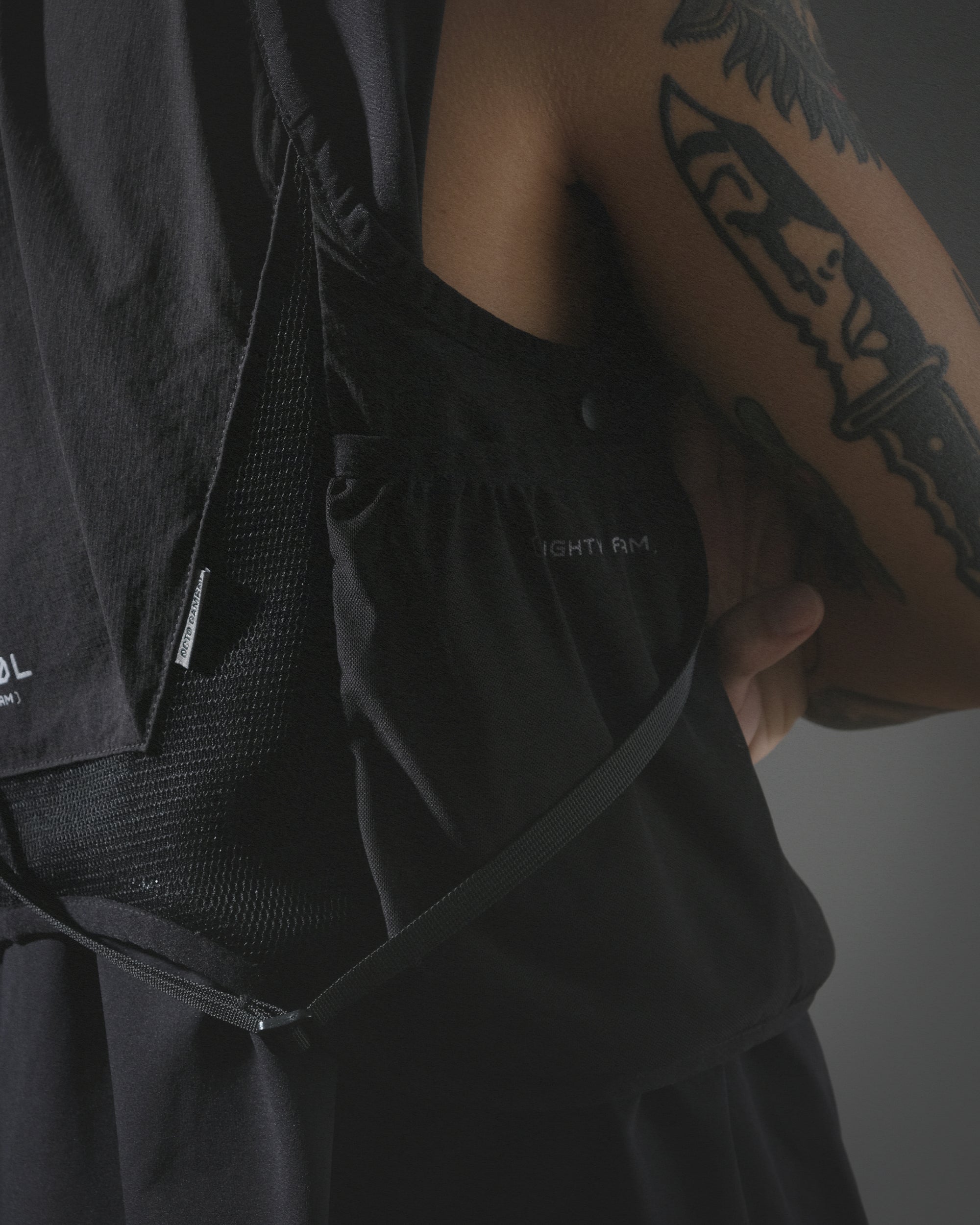 S24  / 18 —  O-03  Maneuverable Mighty Form Vest (Black)