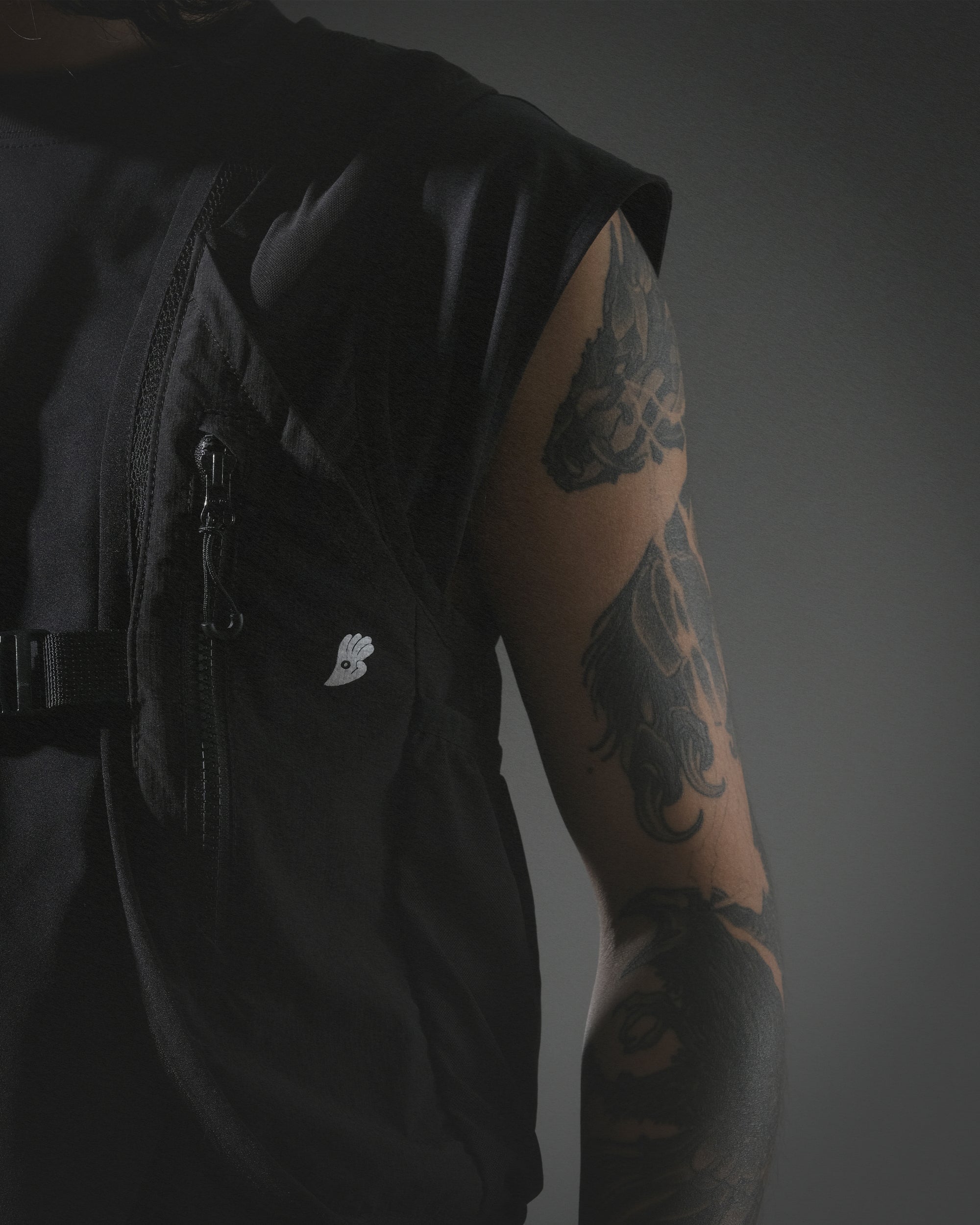 S24  / 18 —  O-03  Maneuverable Mighty Form Vest (Black)