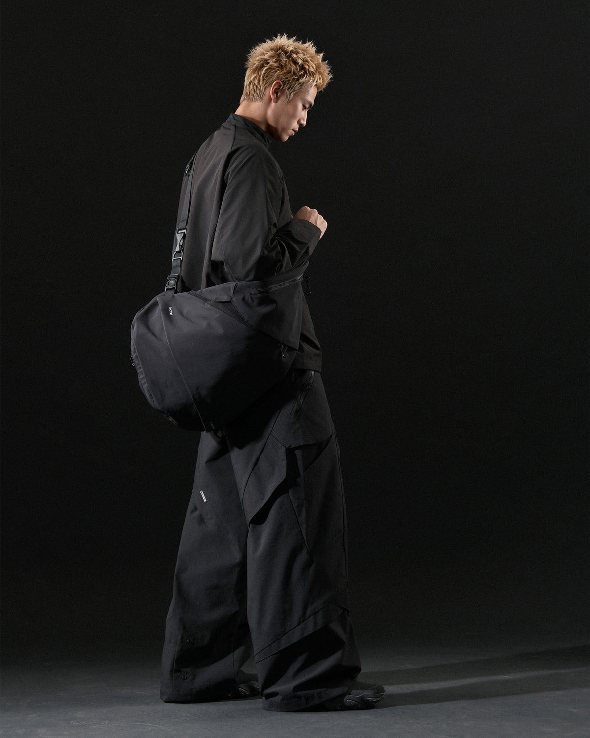 A26-S1-B / Visor Split Sling Bag (Black)