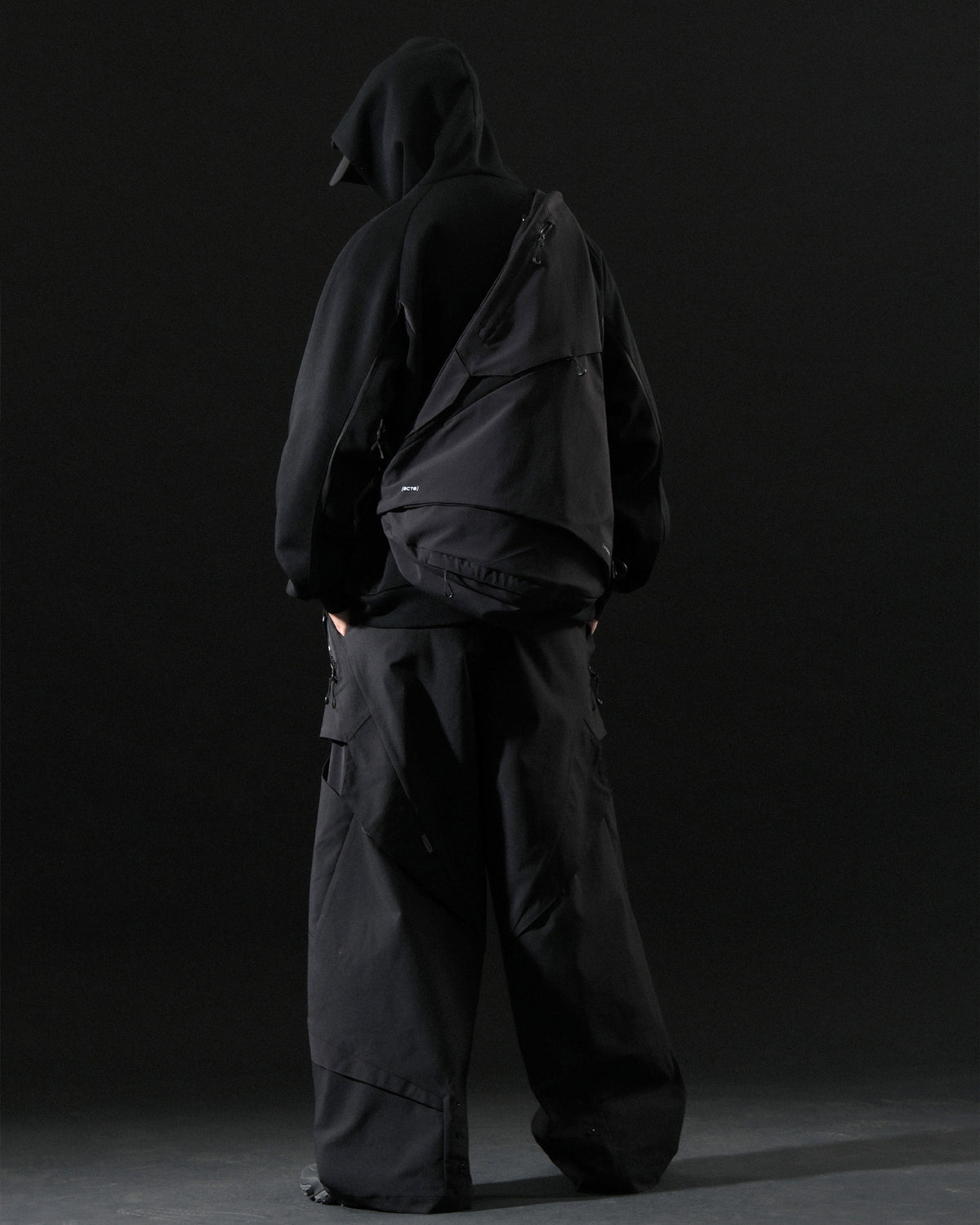 A26-S1-B / Visor Split Sling Bag (Black)