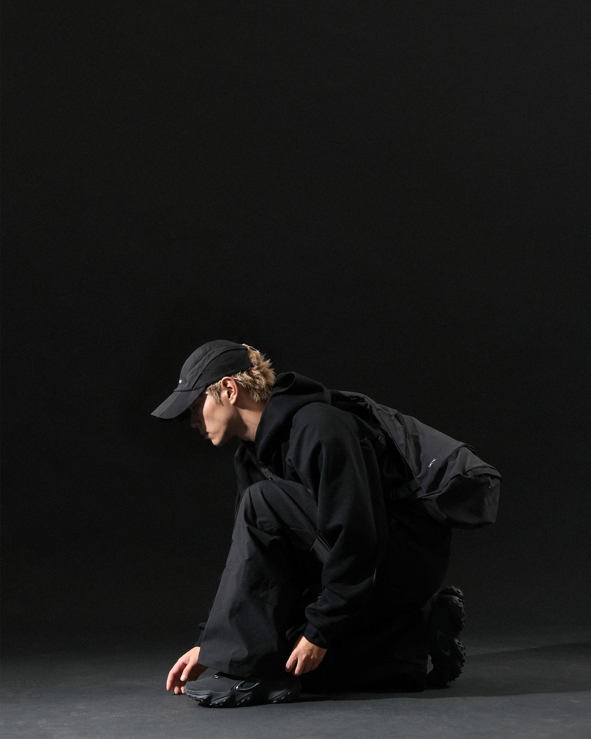 A26-S1-B / Visor Split Sling Bag (Black)