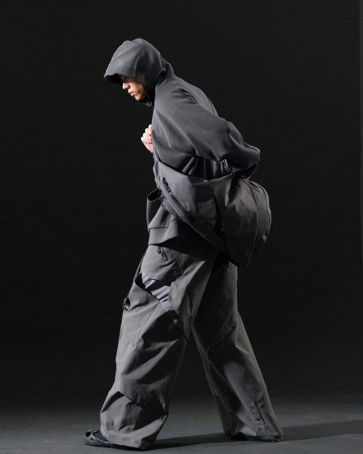 A26-S1-B / Visor Split Sling Bag (Grey)