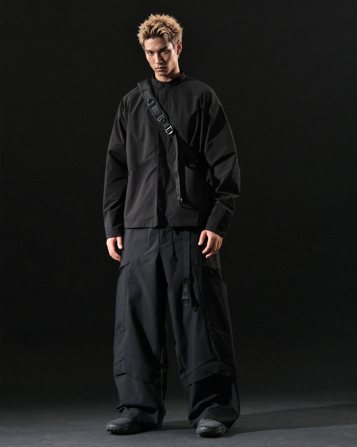 A26-S1-B / Visor Split Sling Bag (Black)
