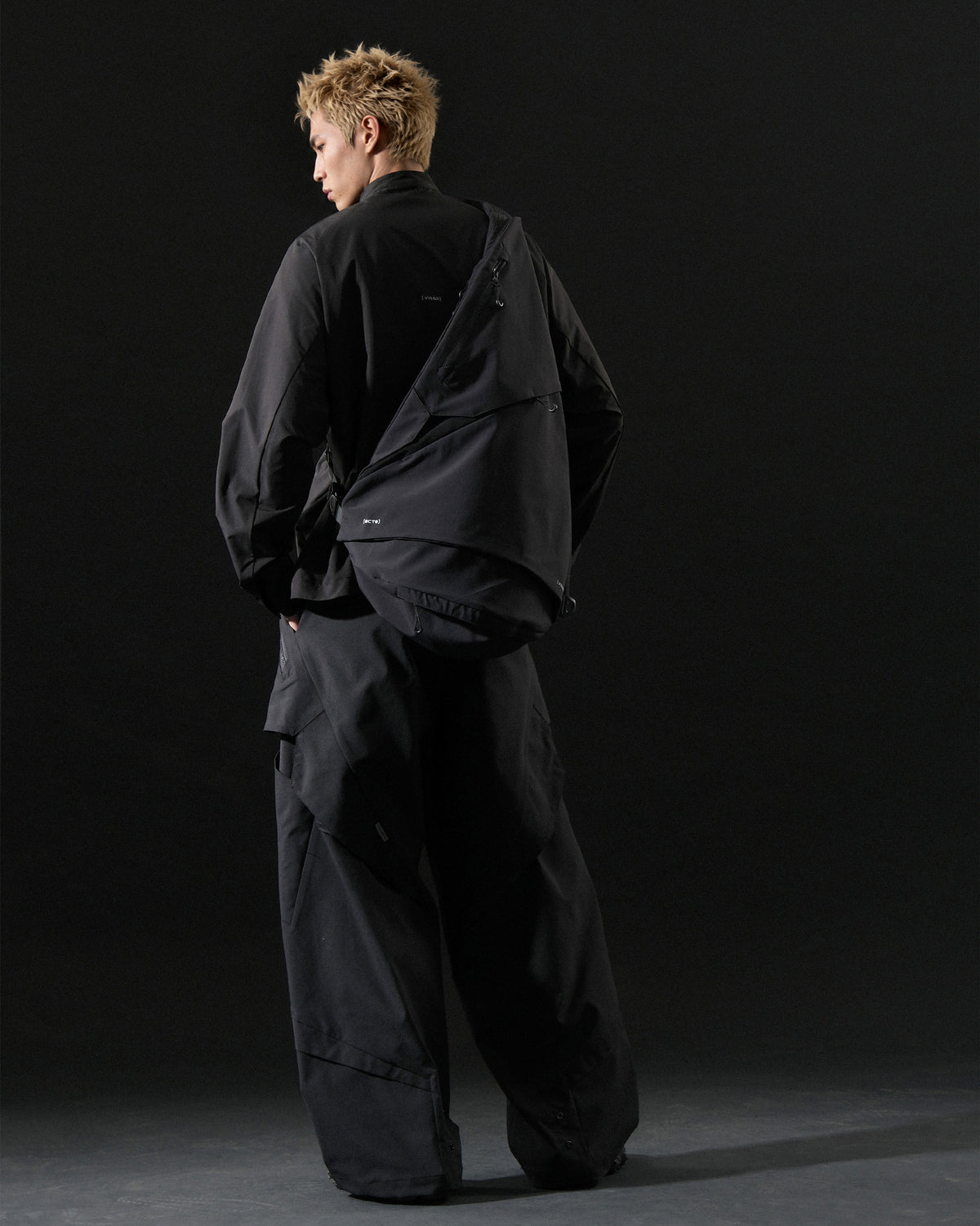 A26-S1-B / Visor Split Sling Bag (Black)