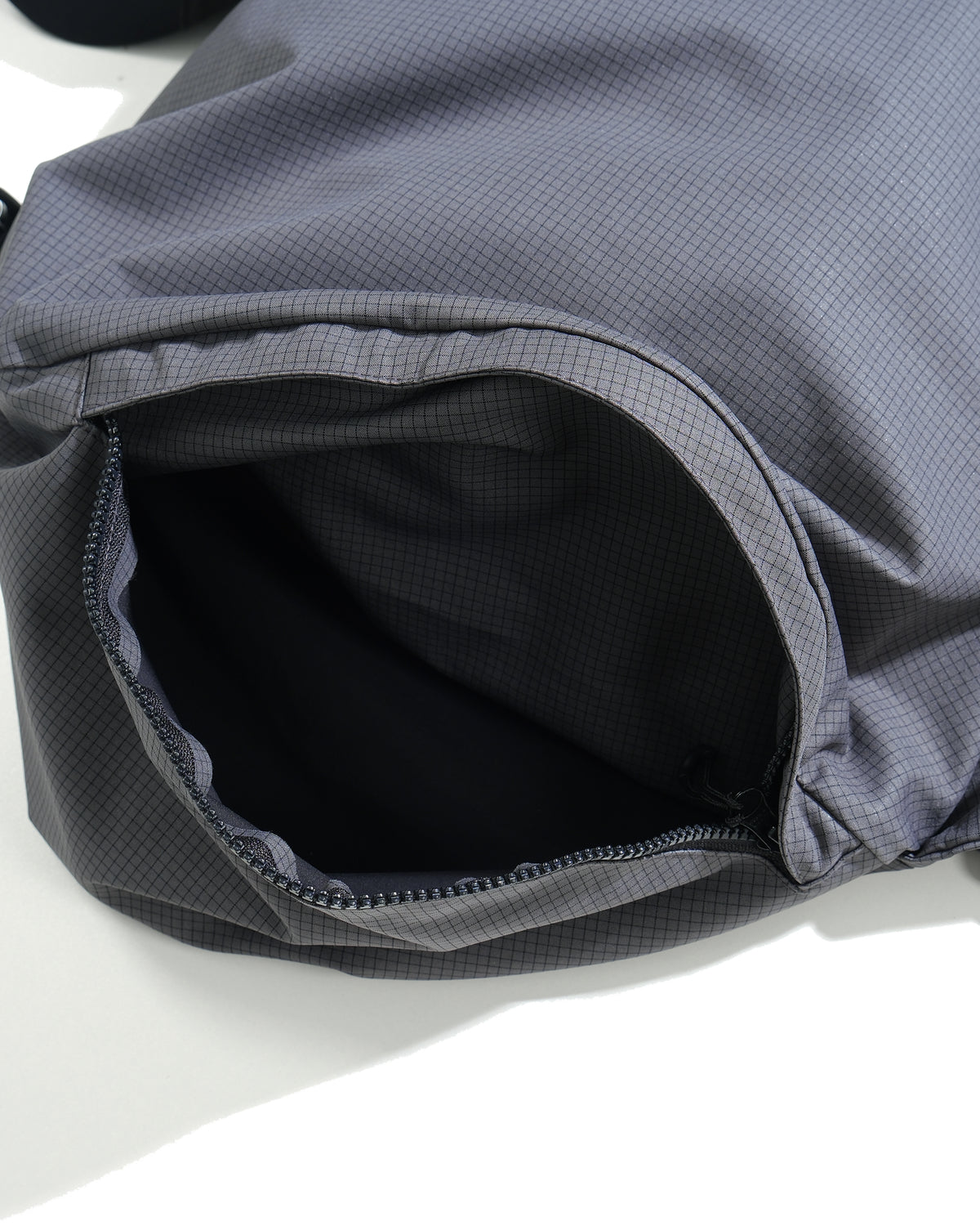 A26-S1-B / Visor Split Sling Bag (Grey)