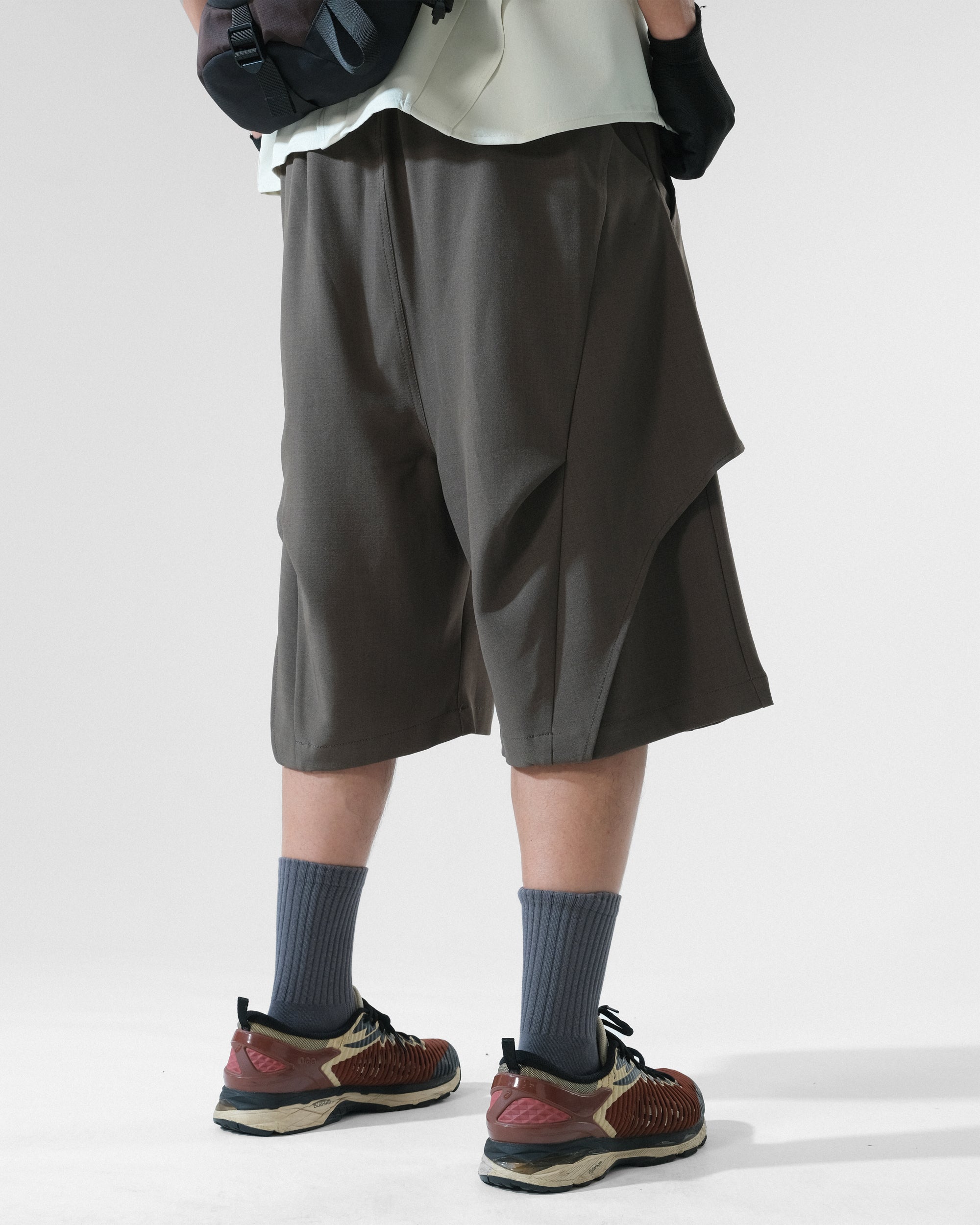 C3/ S25-C03-S Relaxed Fit Suit Shorts (Brown)