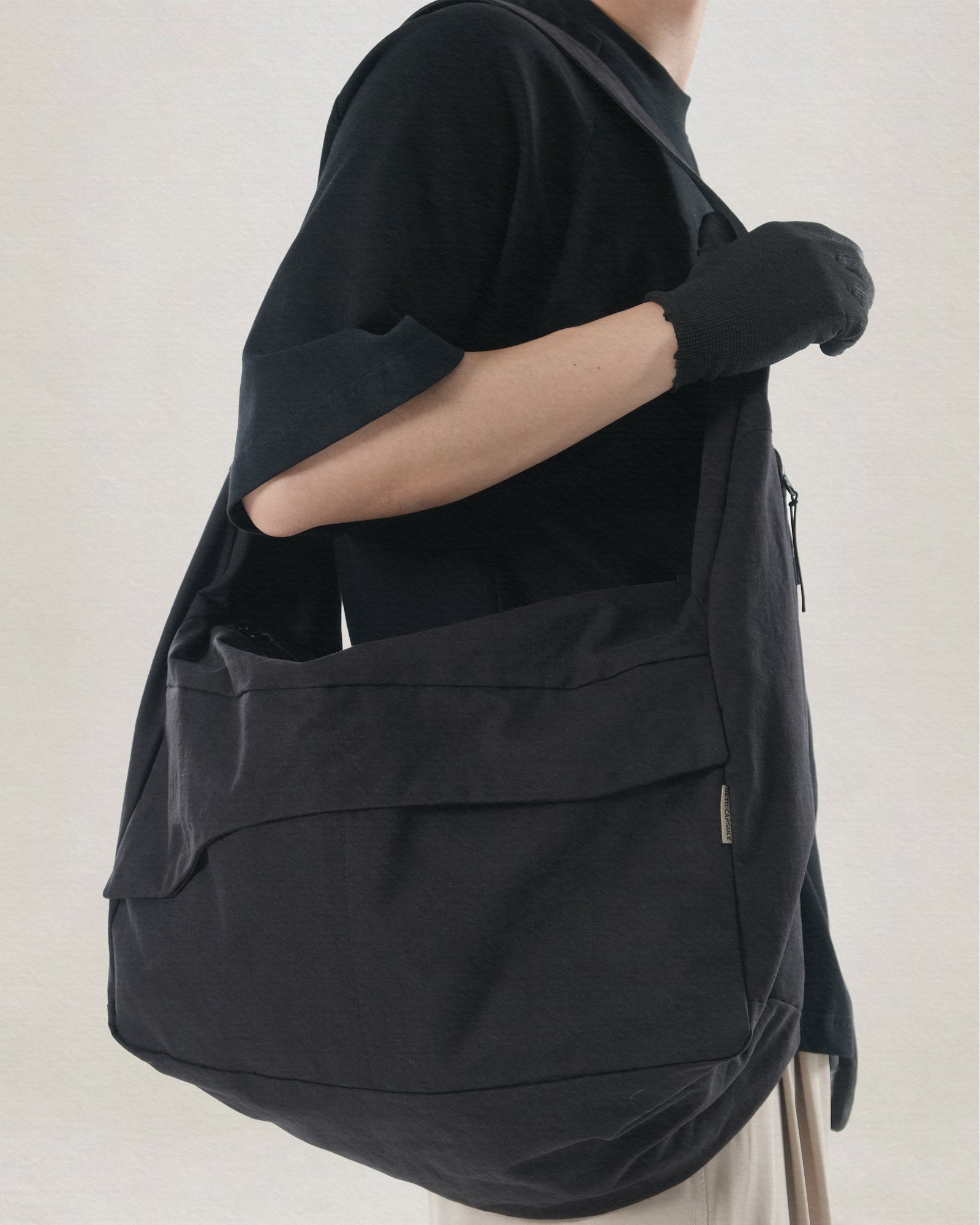 C2/ S25-C02-B Offset Crossbag (Black)