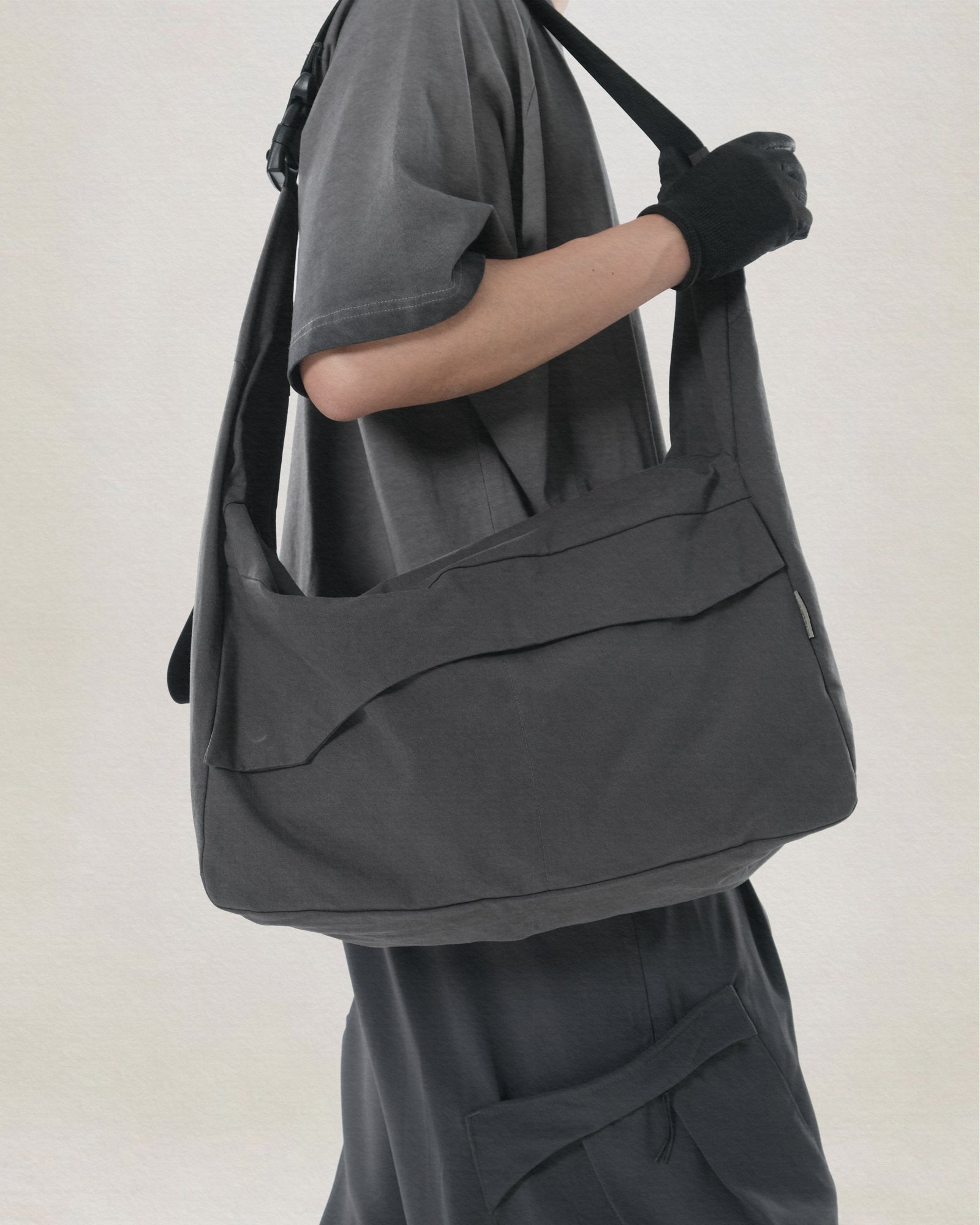 C2/ S25-C02-B Offset Crossbag (Grey)