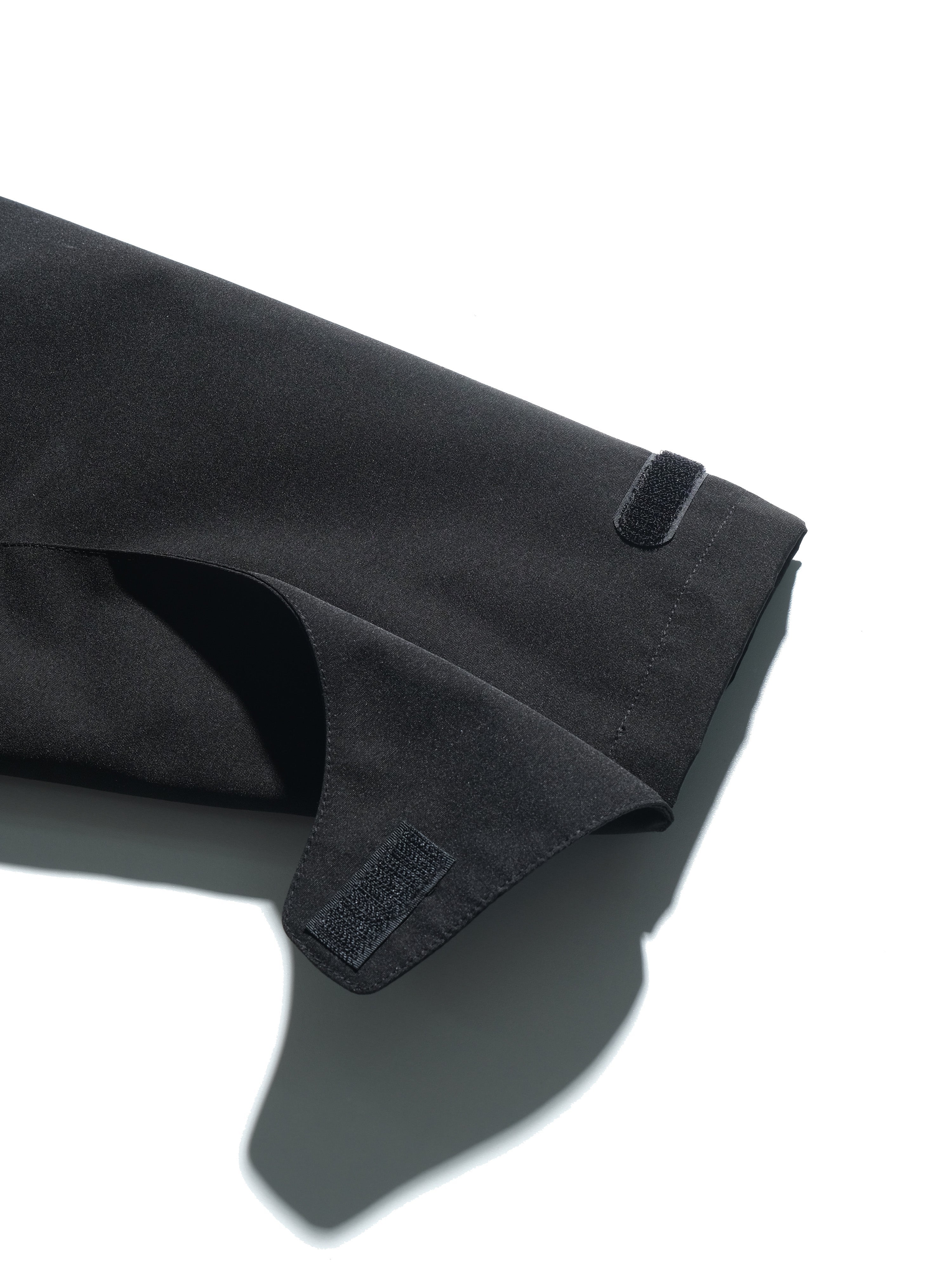 AW23 / 08 —J23-028  Radial Visor Windbreaker (Black)