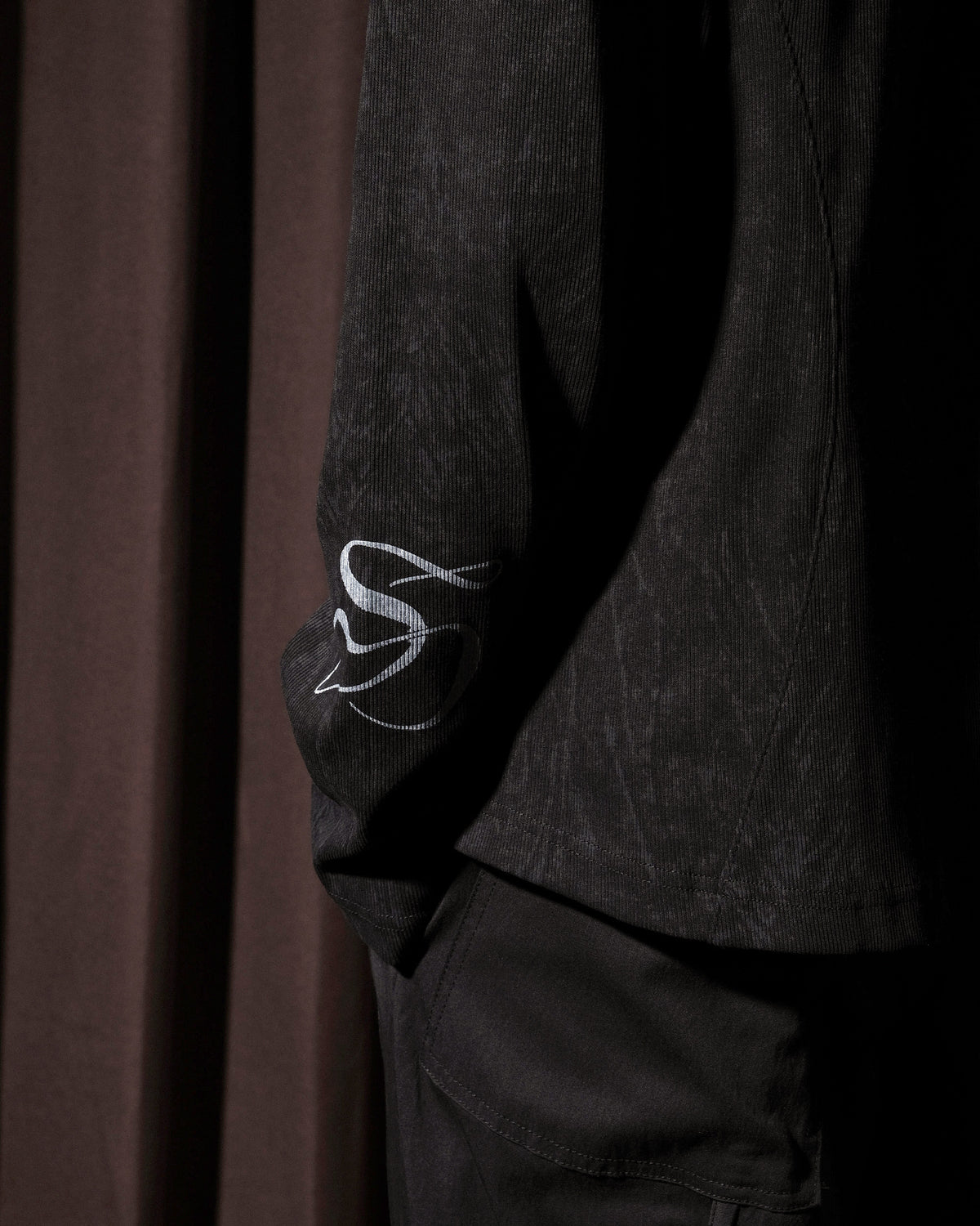 A26-SD1-T  / Faded Arc Long Tee (Black)