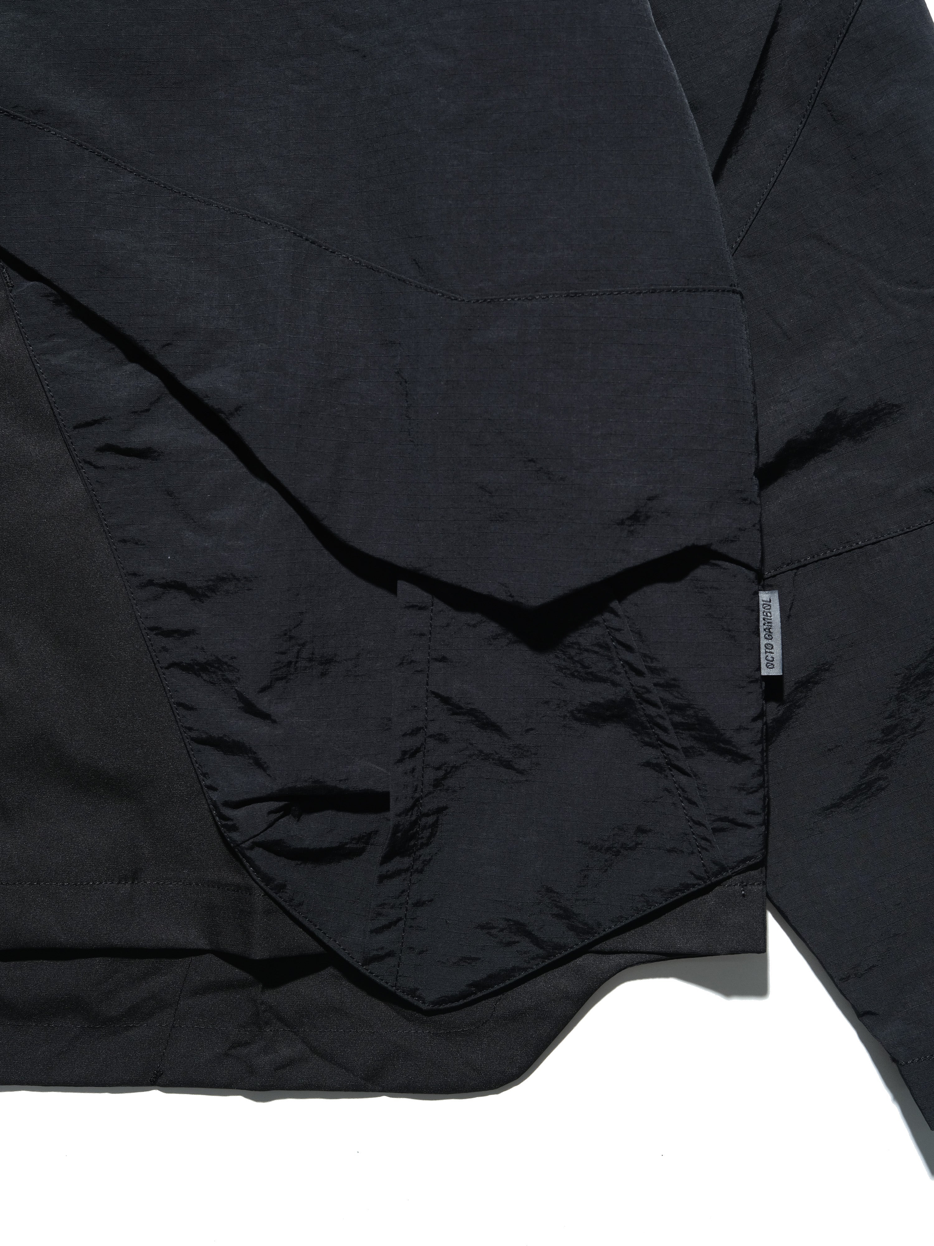AW23 / 01 — T23-073  Trapezoidal Stereo Visor Shirt (Black)