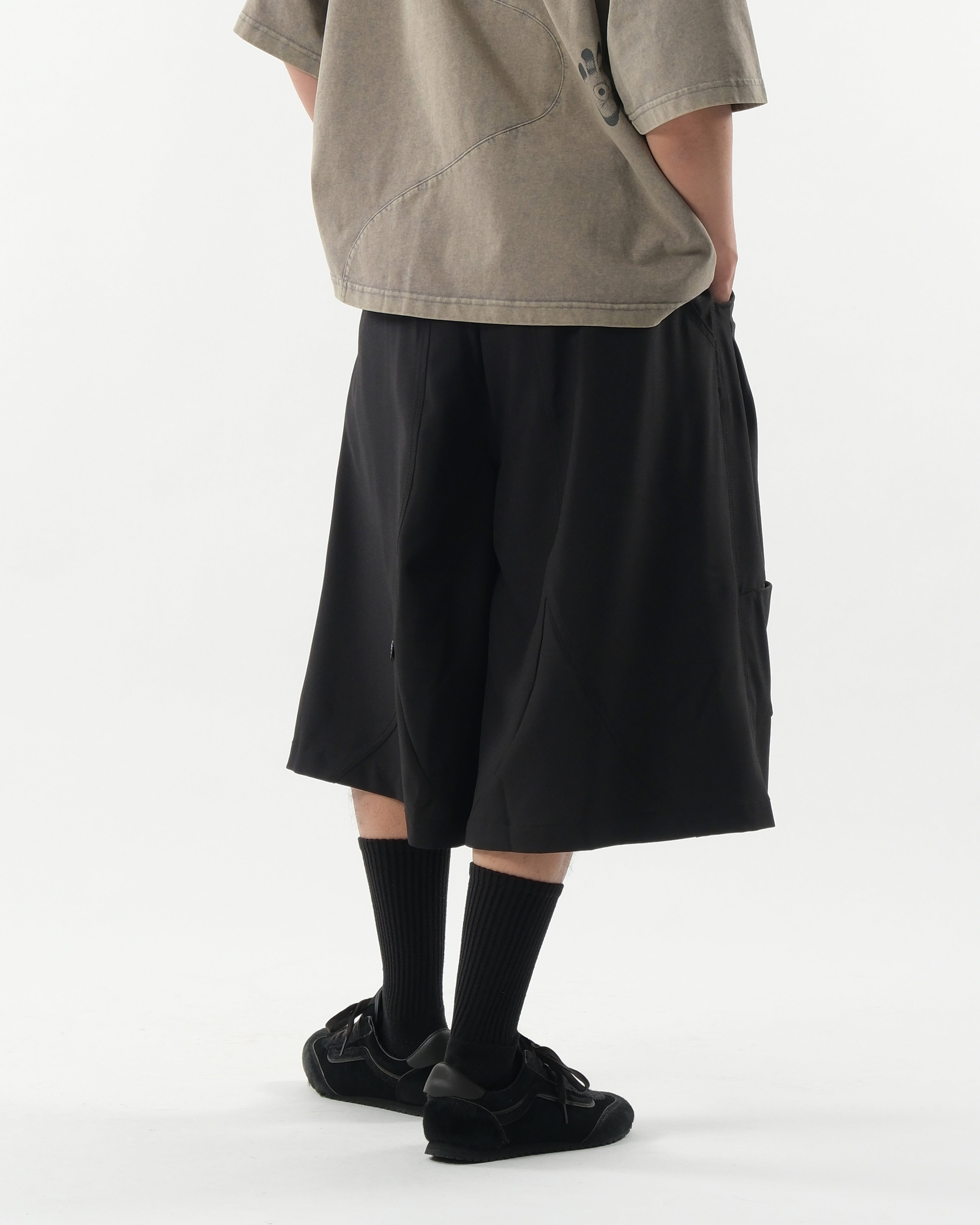 S26-SD1-S / Structured Wide Shorts (Black)