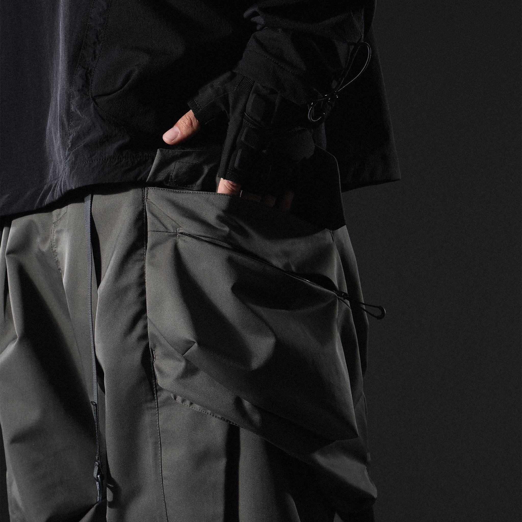 AW22 / 09 —  P22-124  Trapezoidal Loose Pants (Gauntlet Green)