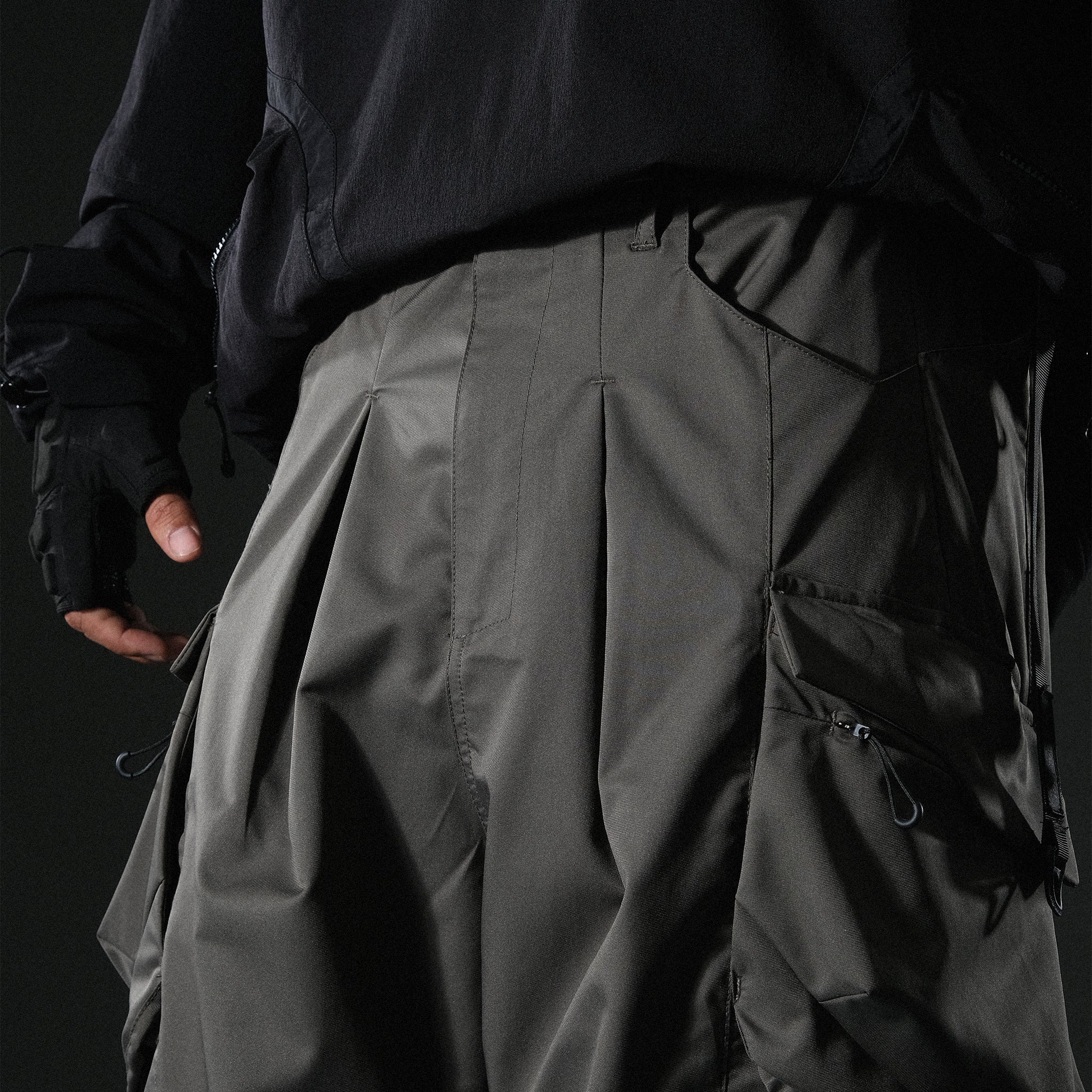 AW22 / 09 —  P22-124  Trapezoidal Loose Pants (Gauntlet Green)