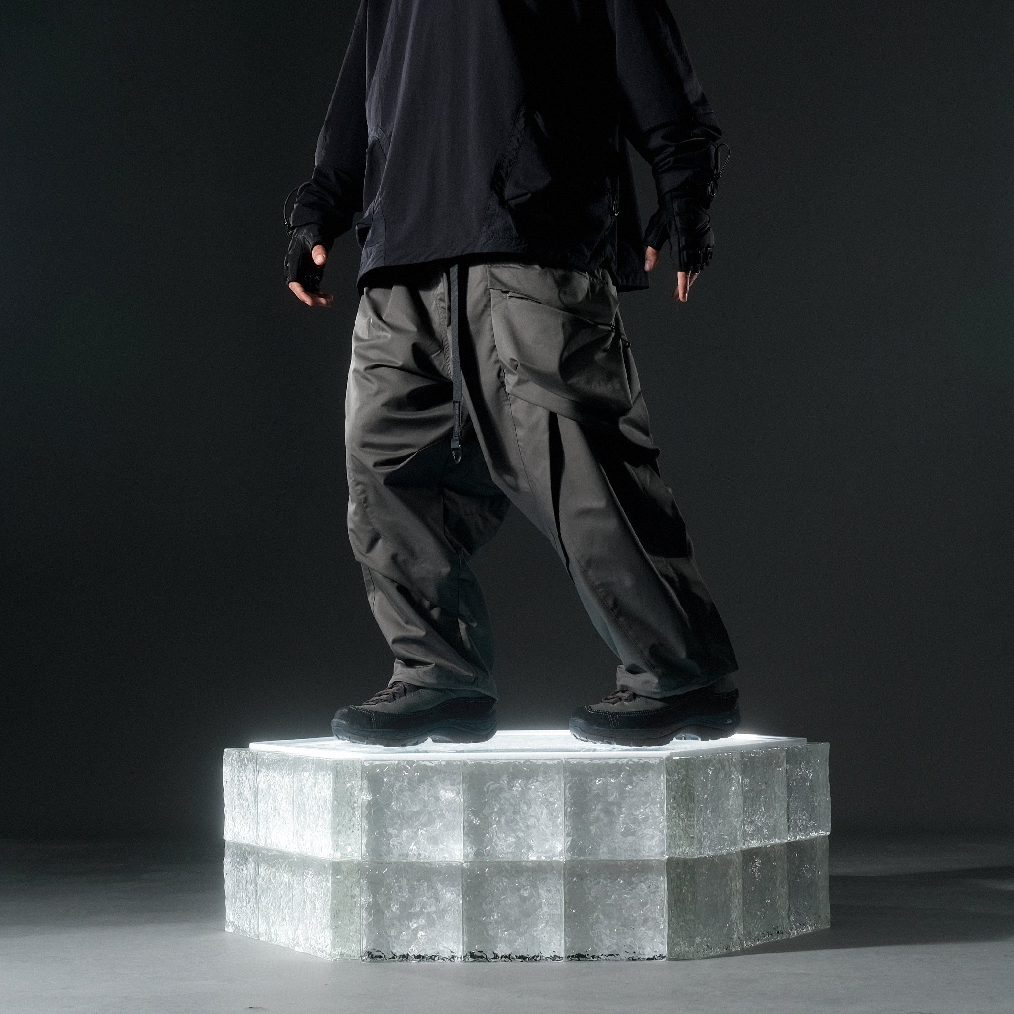 AW22 / 09 —  P22-124  Trapezoidal Loose Pants (Gauntlet Green)