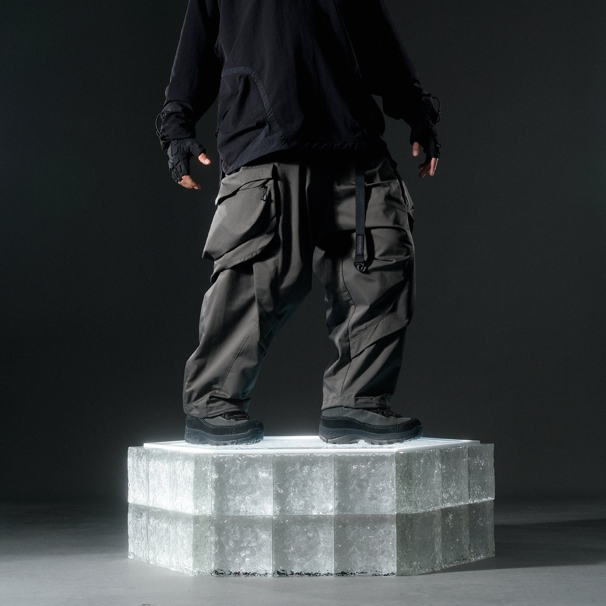 AW22 / 09 —  P22-124  Trapezoidal Loose Pants (Gauntlet Green)