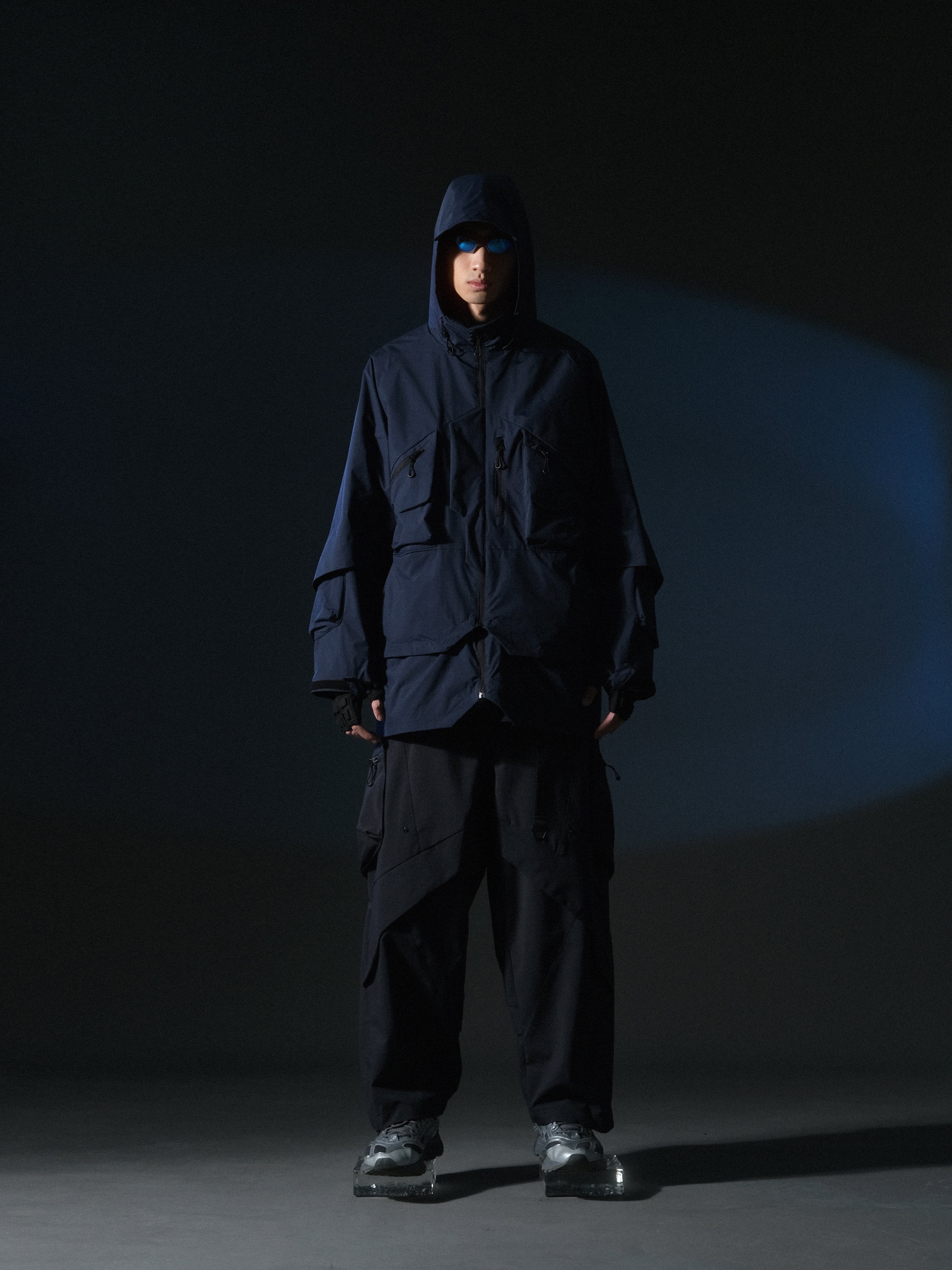 AW22 / 03 — J22-022 Expandable Crossbag Windbreaker (Navy)