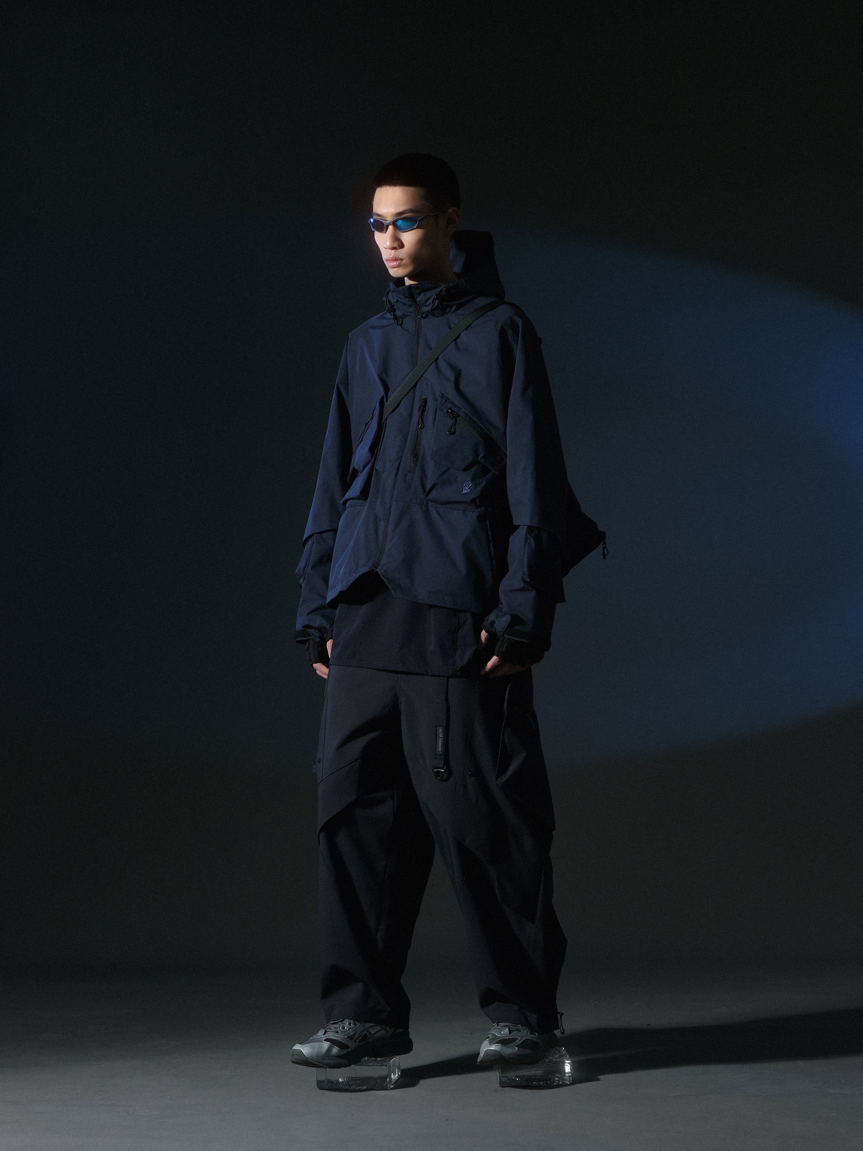 AW22 / 03 — J22-022 Expandable Crossbag Windbreaker (Navy)
