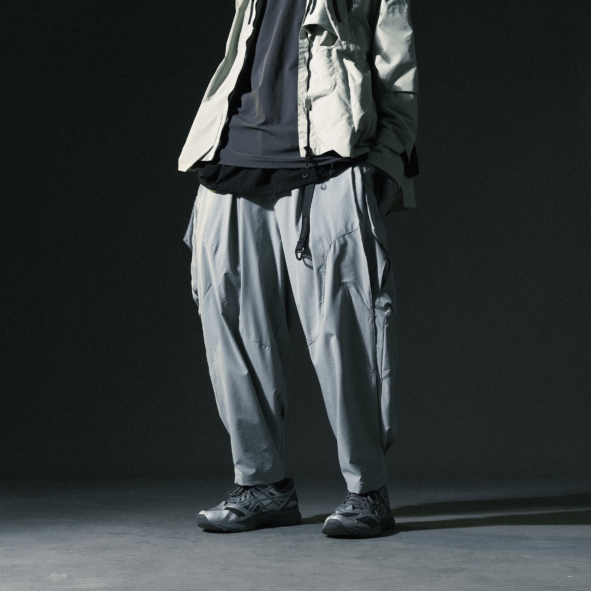 AW22 / 07 —  P22-122 3-way Expandable Relaxed Pants (Light Grey)