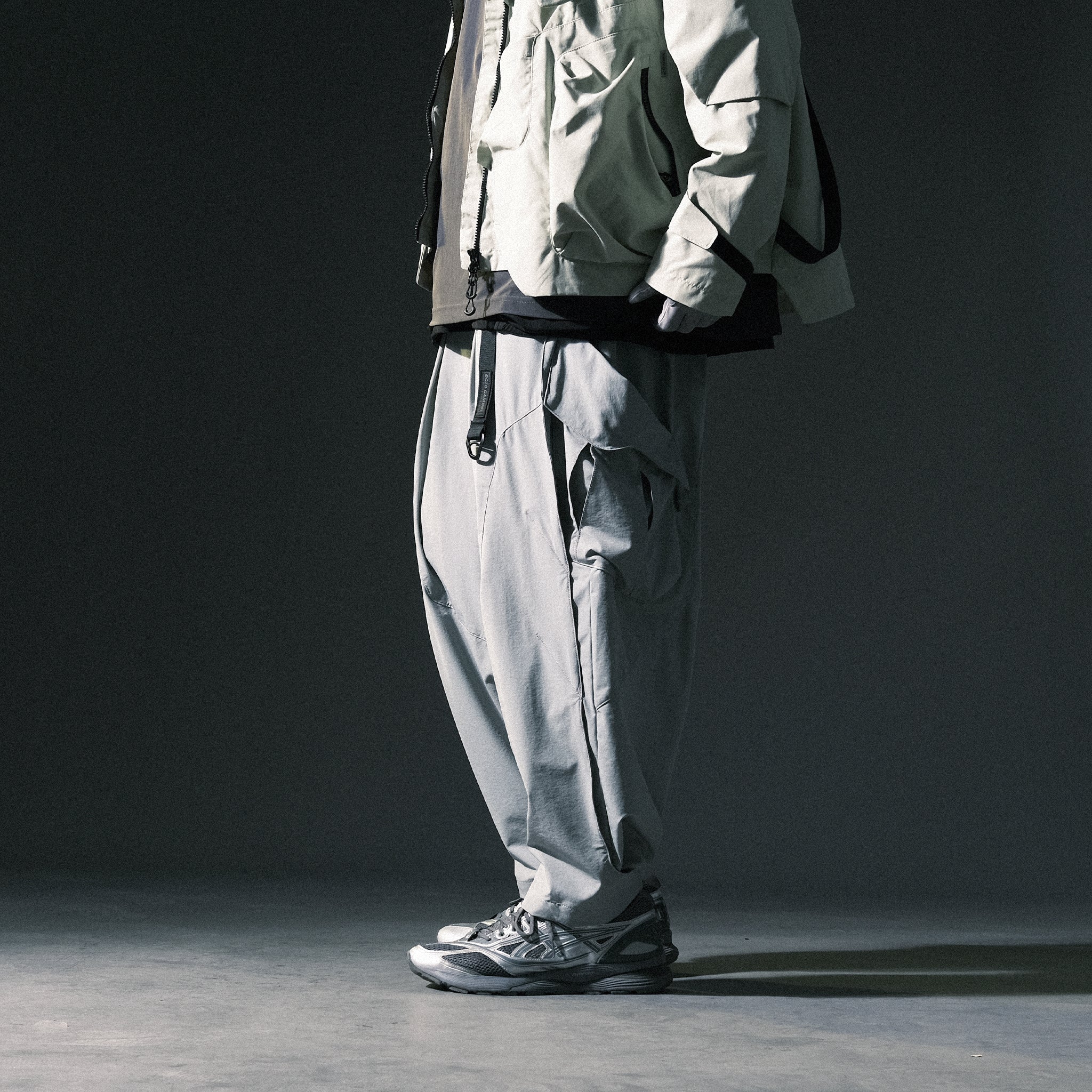 AW22 / 07 —  P22-122 3-way Expandable Relaxed Pants (Light Grey)