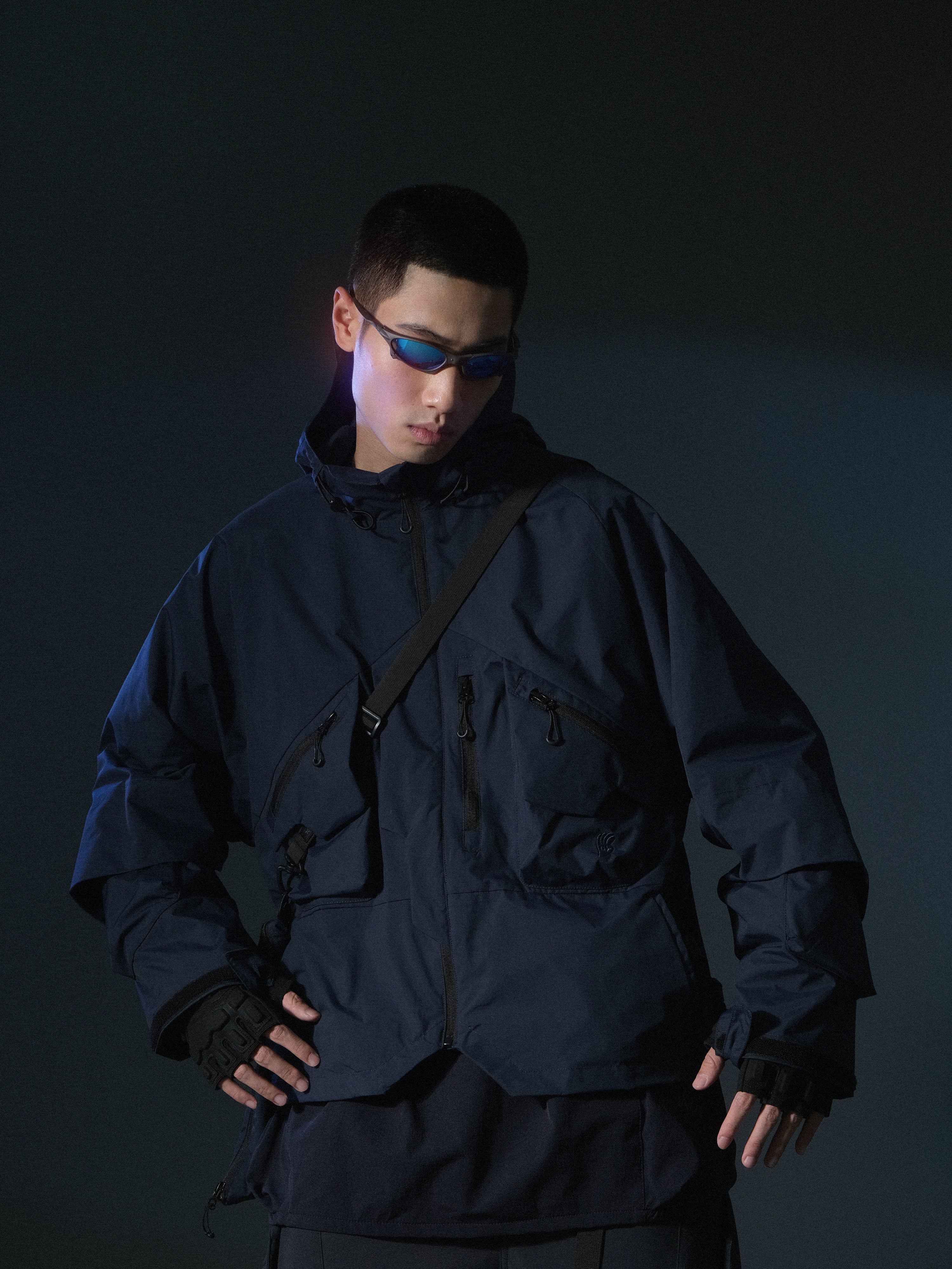 AW22 / 03 — J22-022 Expandable Crossbag Windbreaker (Navy)