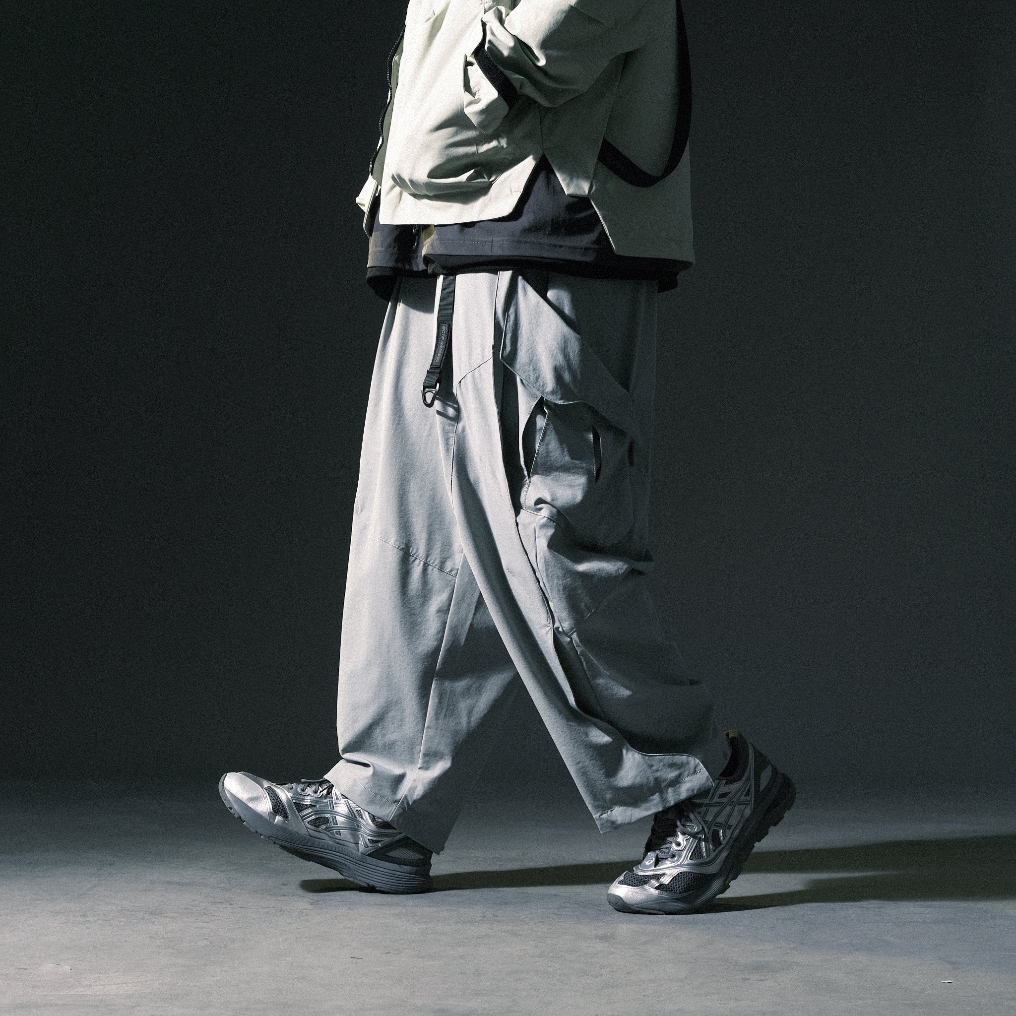 AW22 / 07 —  P22-122 3-way Expandable Relaxed Pants (Light Grey)