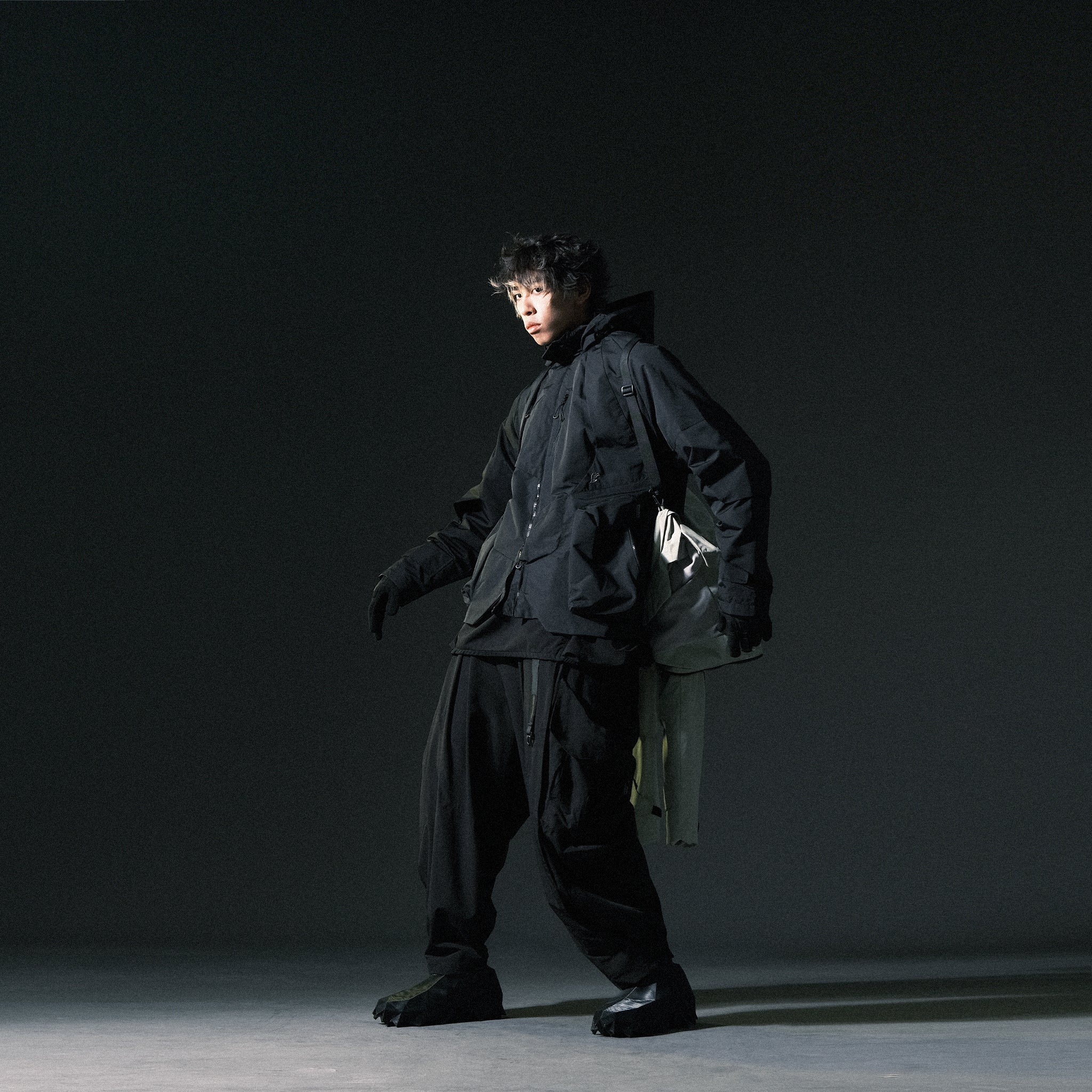 AW22 / 07 —  P22-122  3-way Expandable Relaxed Pants (Black)