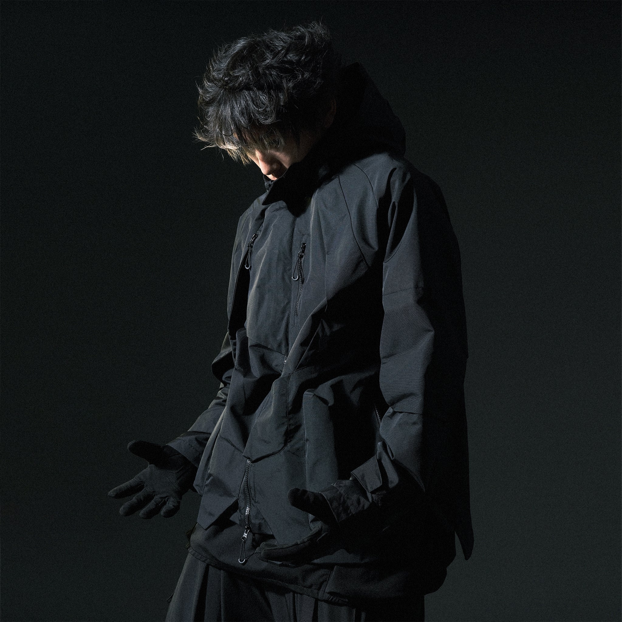 AW22 / 06 —J22-024  Flexible Collar Windbreaker (Black)