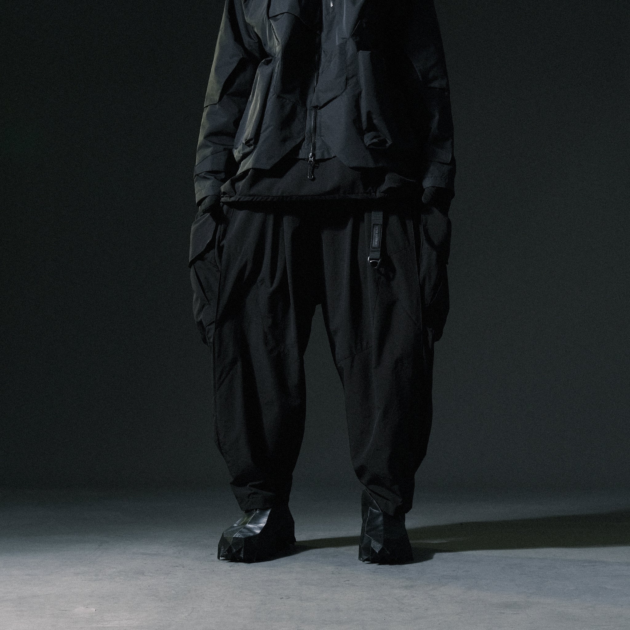 AW22 / 07 —  P22-122  3-way Expandable Relaxed Pants (Black)