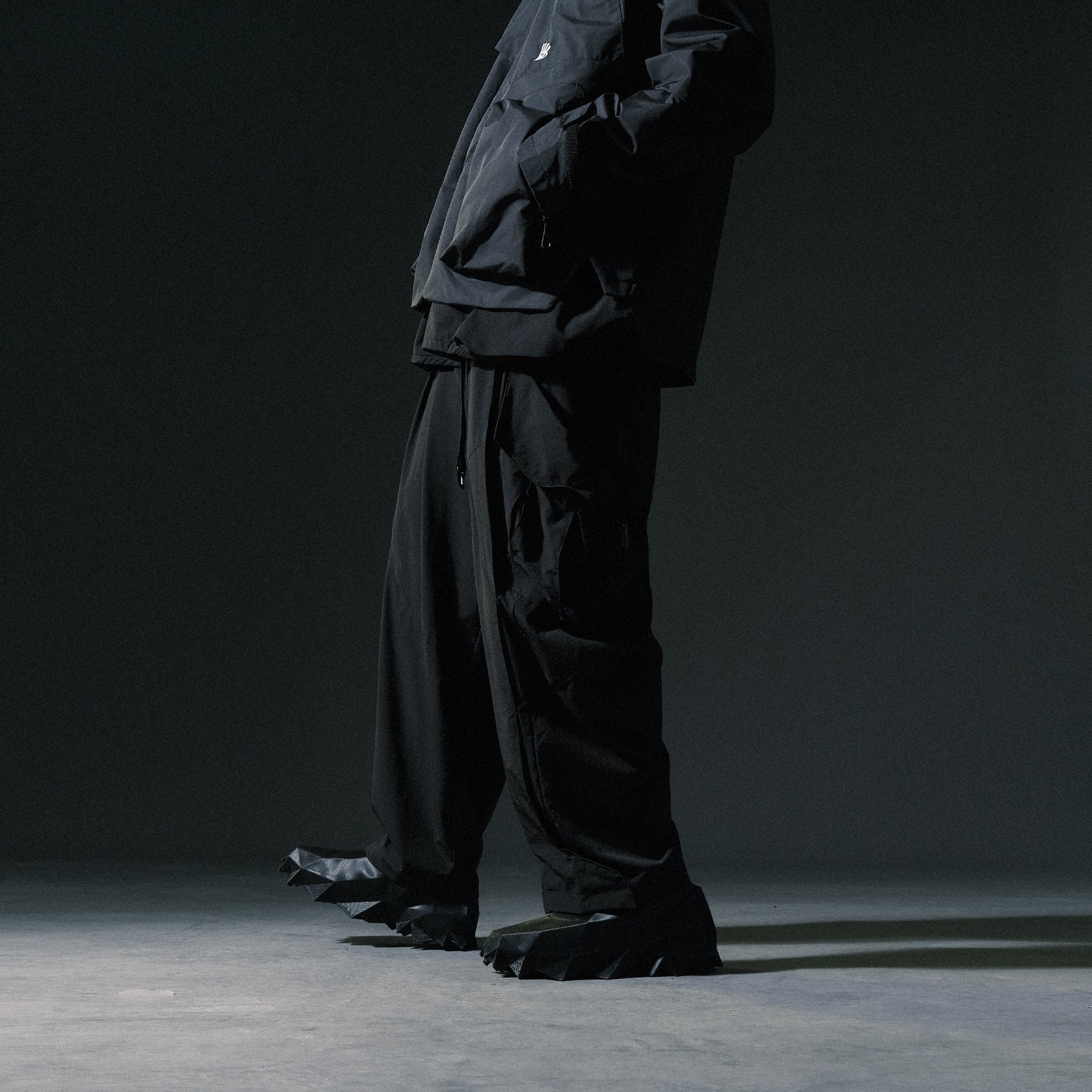AW22 / 07 —  P22-122  3-way Expandable Relaxed Pants (Black)