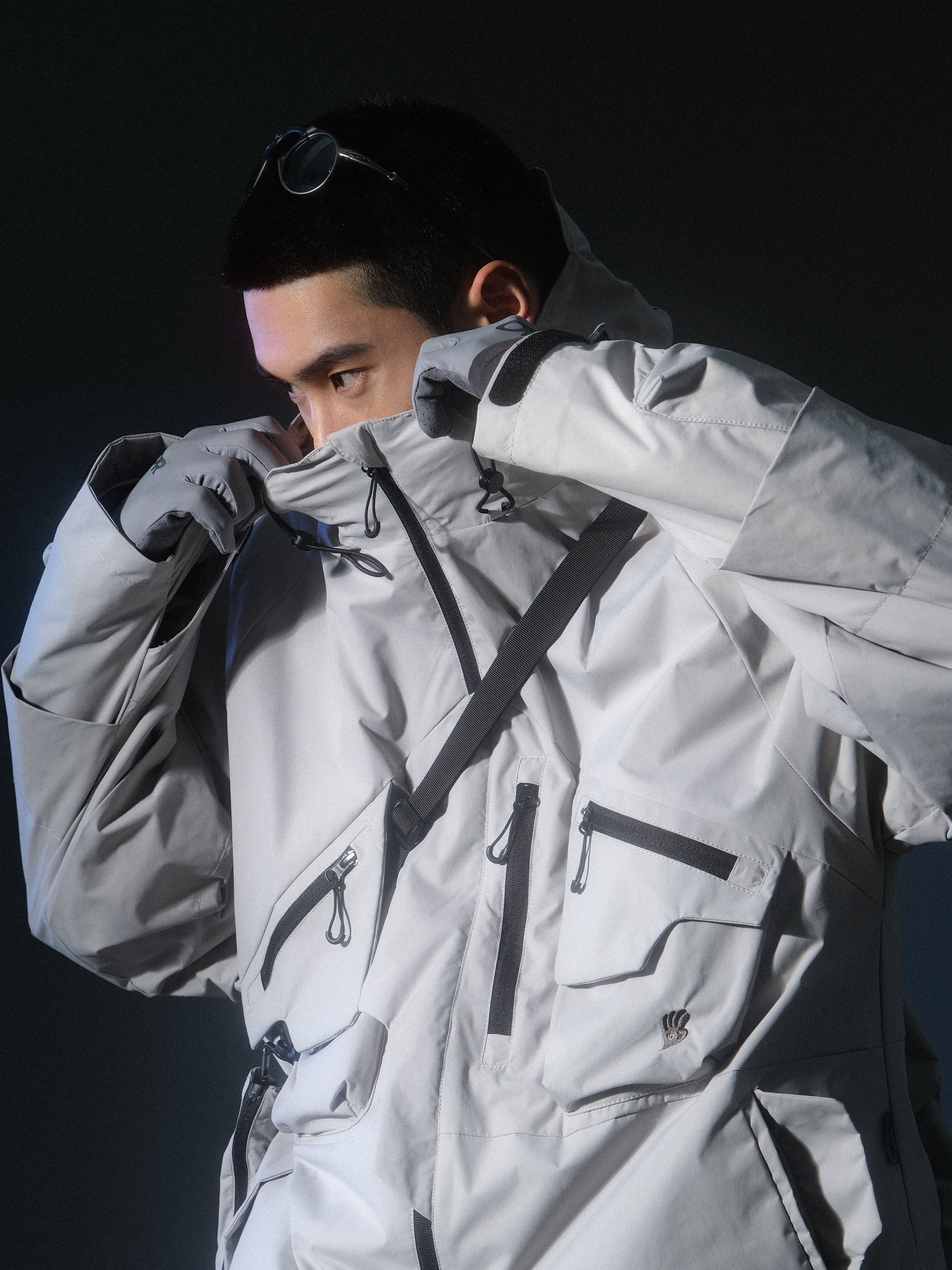 AW22 / 03 — J22-022 Expandable Crossbag Windbreaker (Ivory Grey)