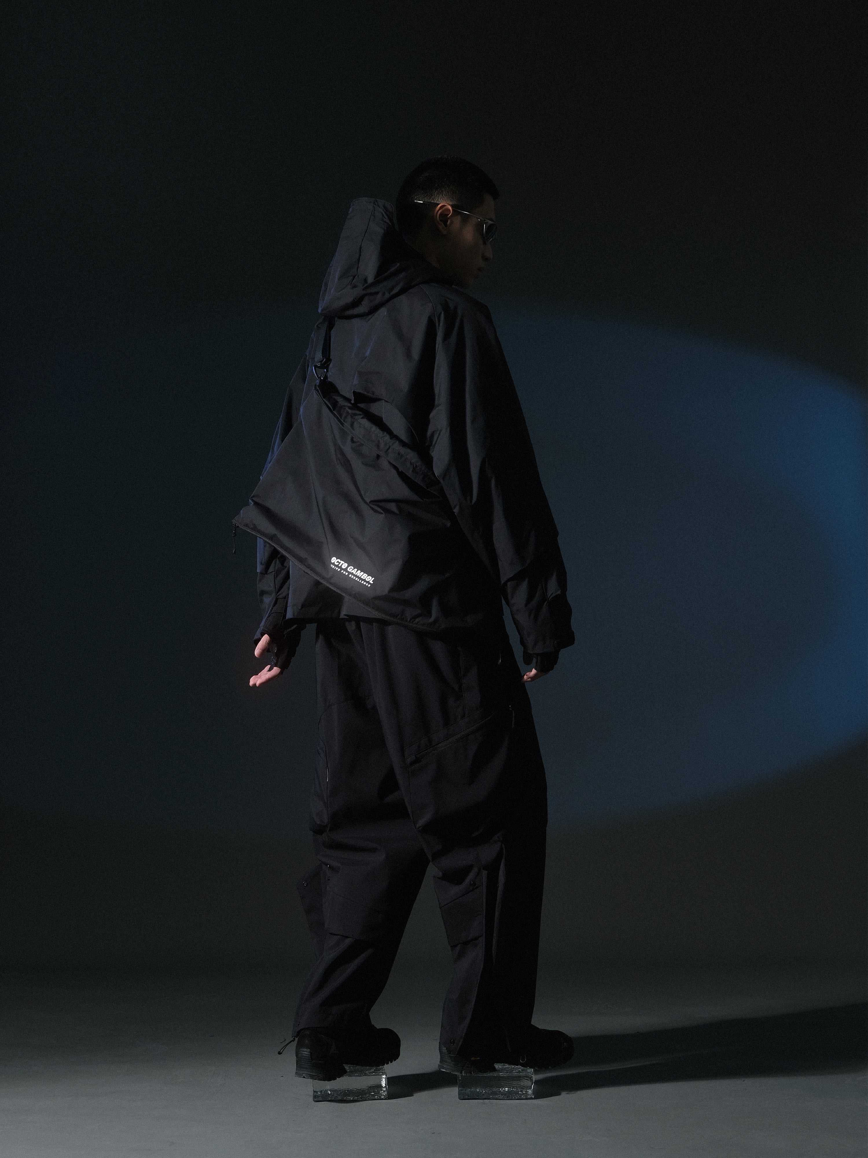 AW22 / 03 — J22-022 Expandable Crossbag Windbreaker (Black)