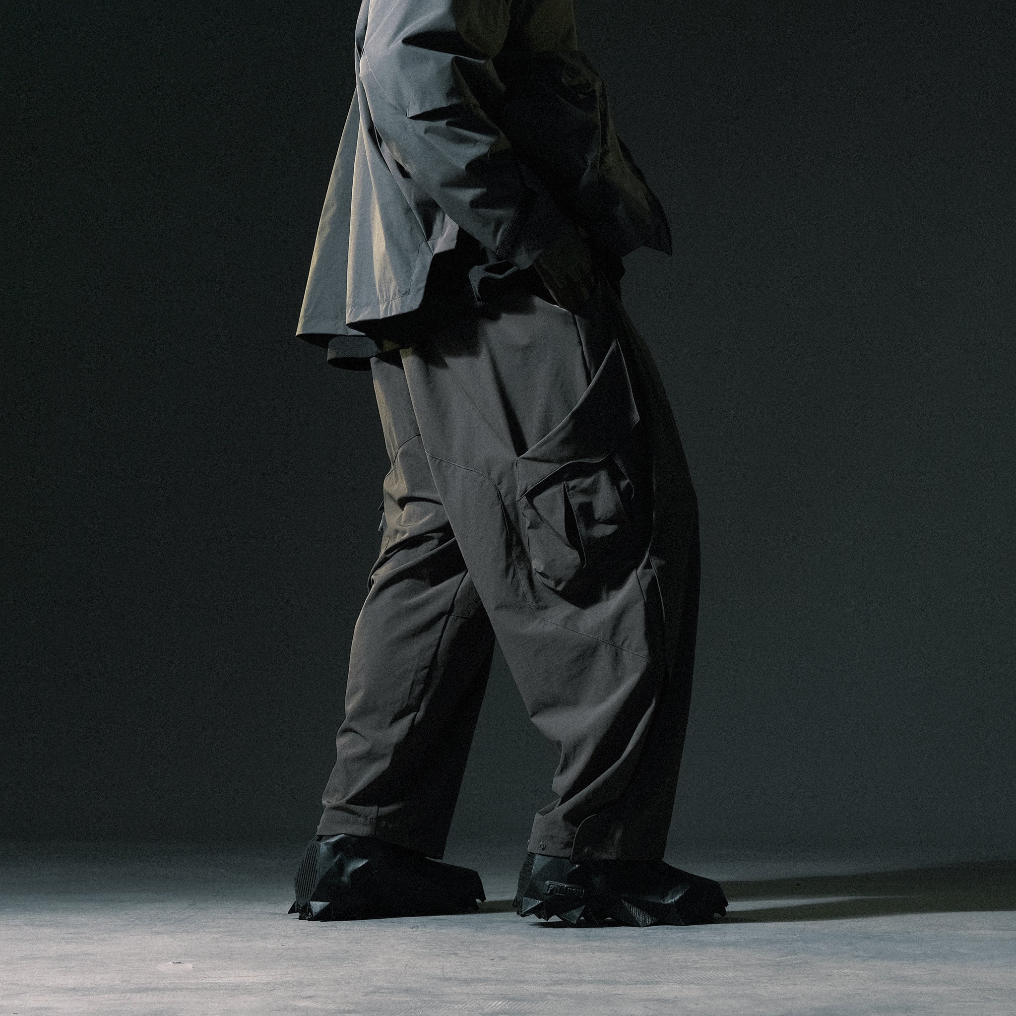 AW22 / 07 —  P22-122 3-way Expandable Relaxed Pants (Green)