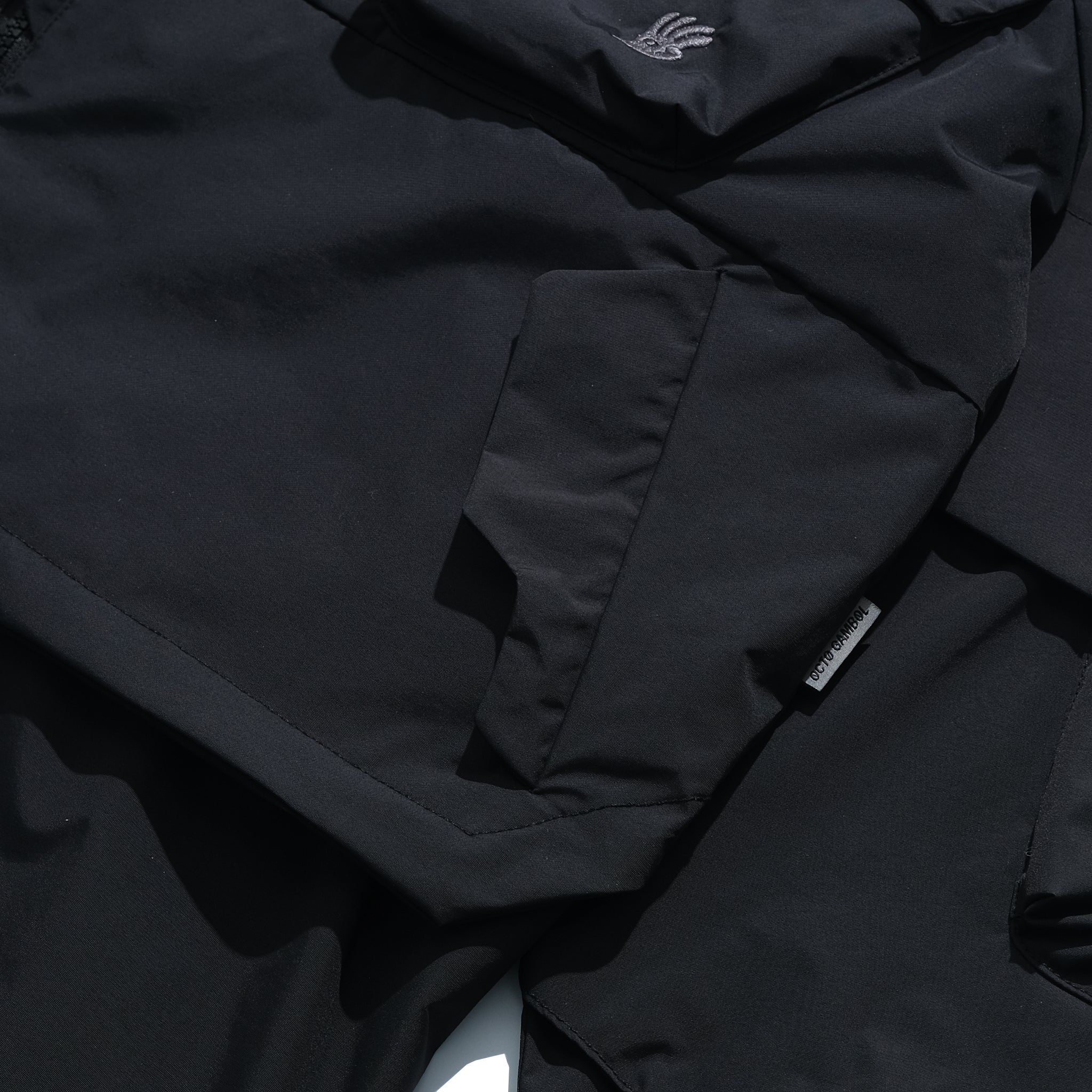 AW22 / 03 — J22-022 Expandable Crossbag Windbreaker (Black)