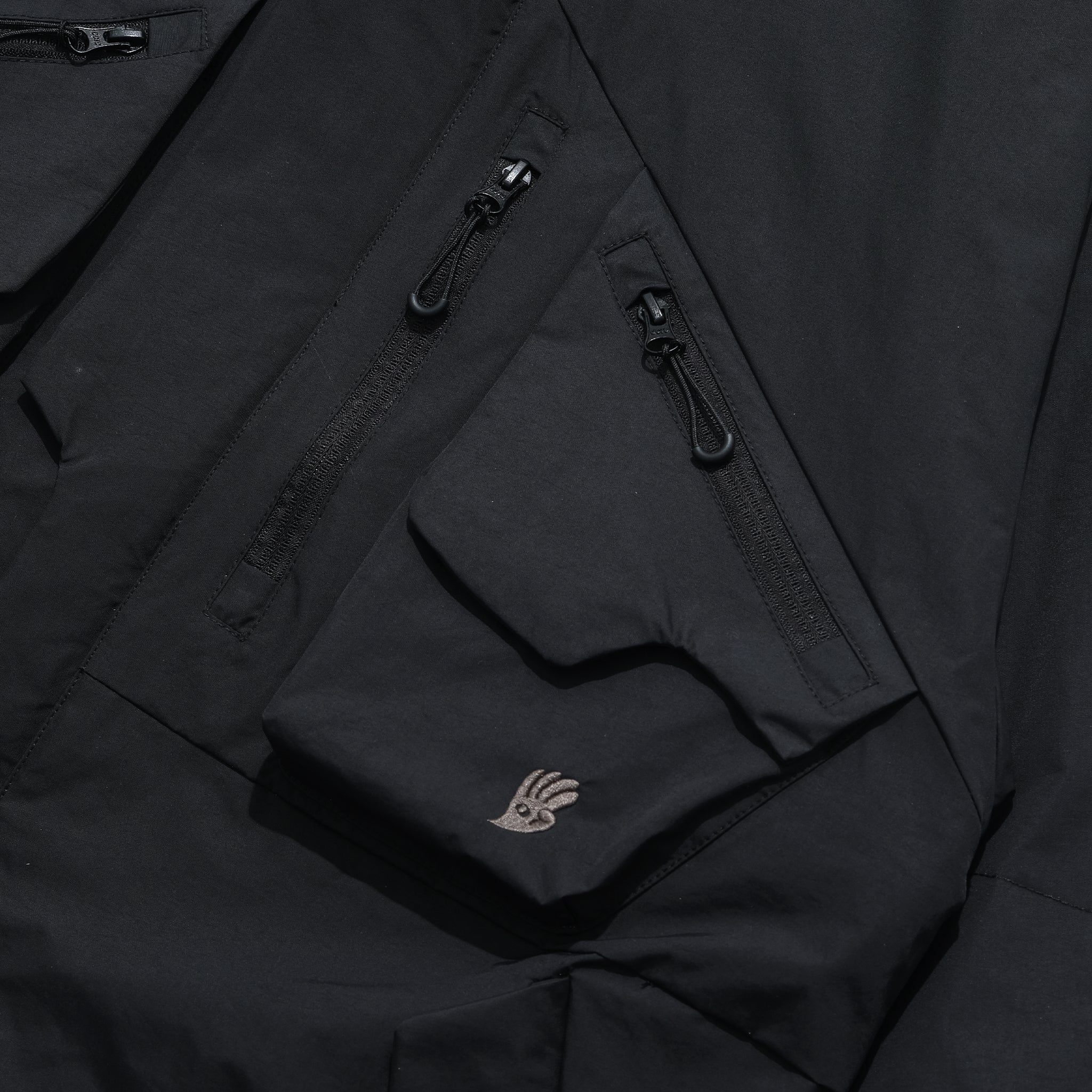 AW22 / 03 — J22-022 Expandable Crossbag Windbreaker (Black)