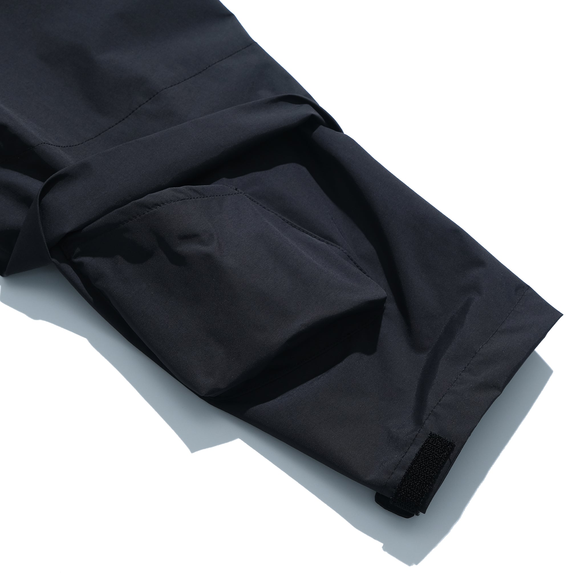 AW22 / 03 — J22-022 Expandable Crossbag Windbreaker (Black)