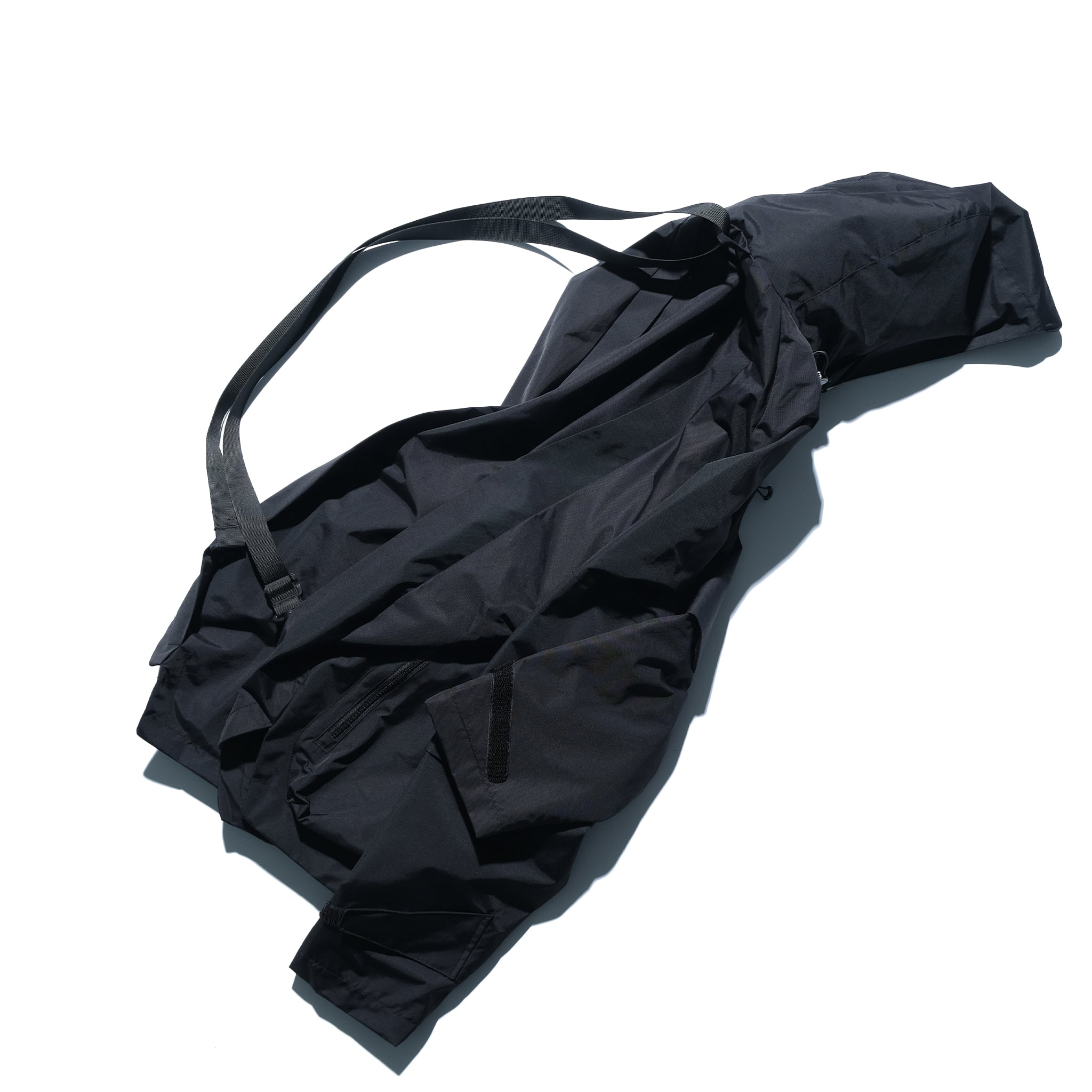 AW22 / 06 —J22-024  Flexible Collar Windbreaker (Black)