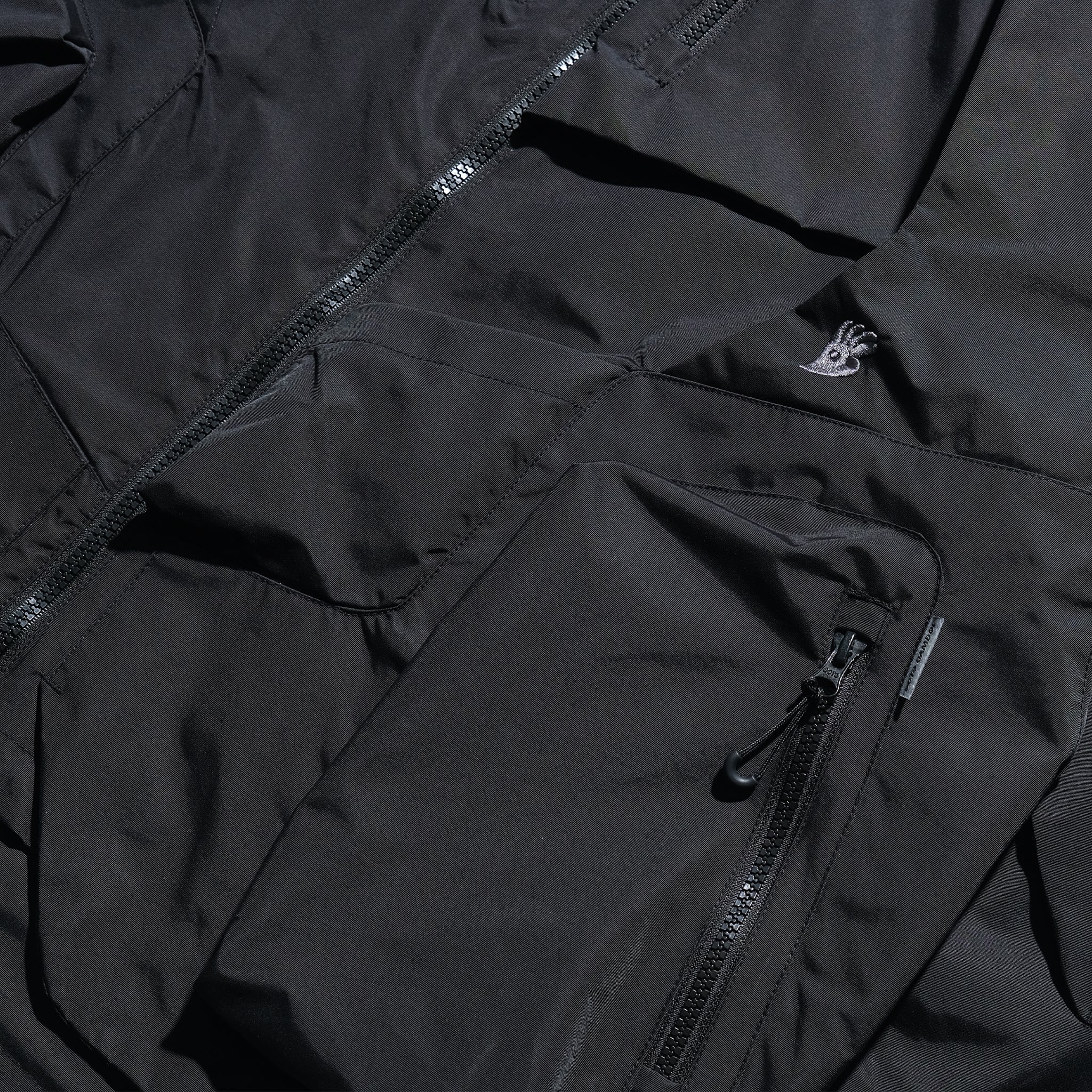 AW22 / 06 —J22-024  Flexible Collar Windbreaker (Black)