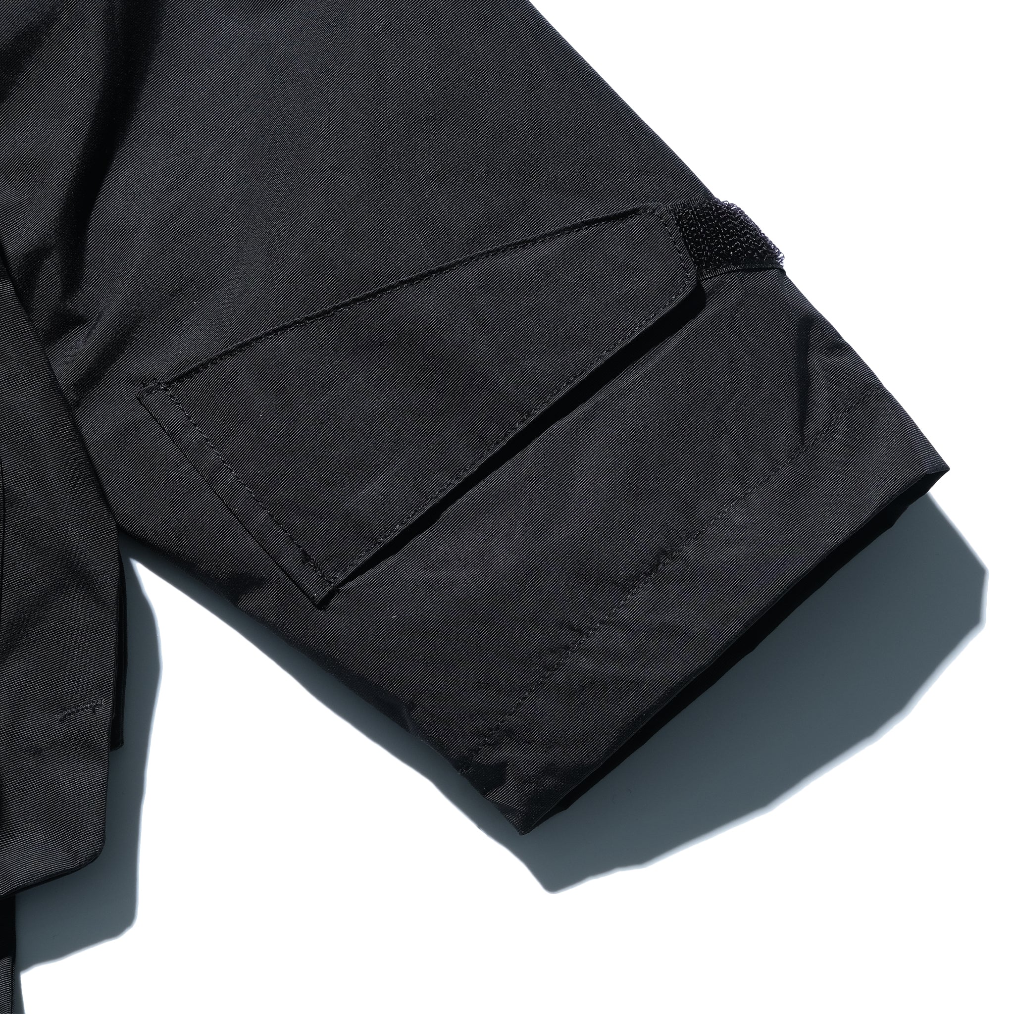 AW22 / 06 —J22-024  Flexible Collar Windbreaker (Black)