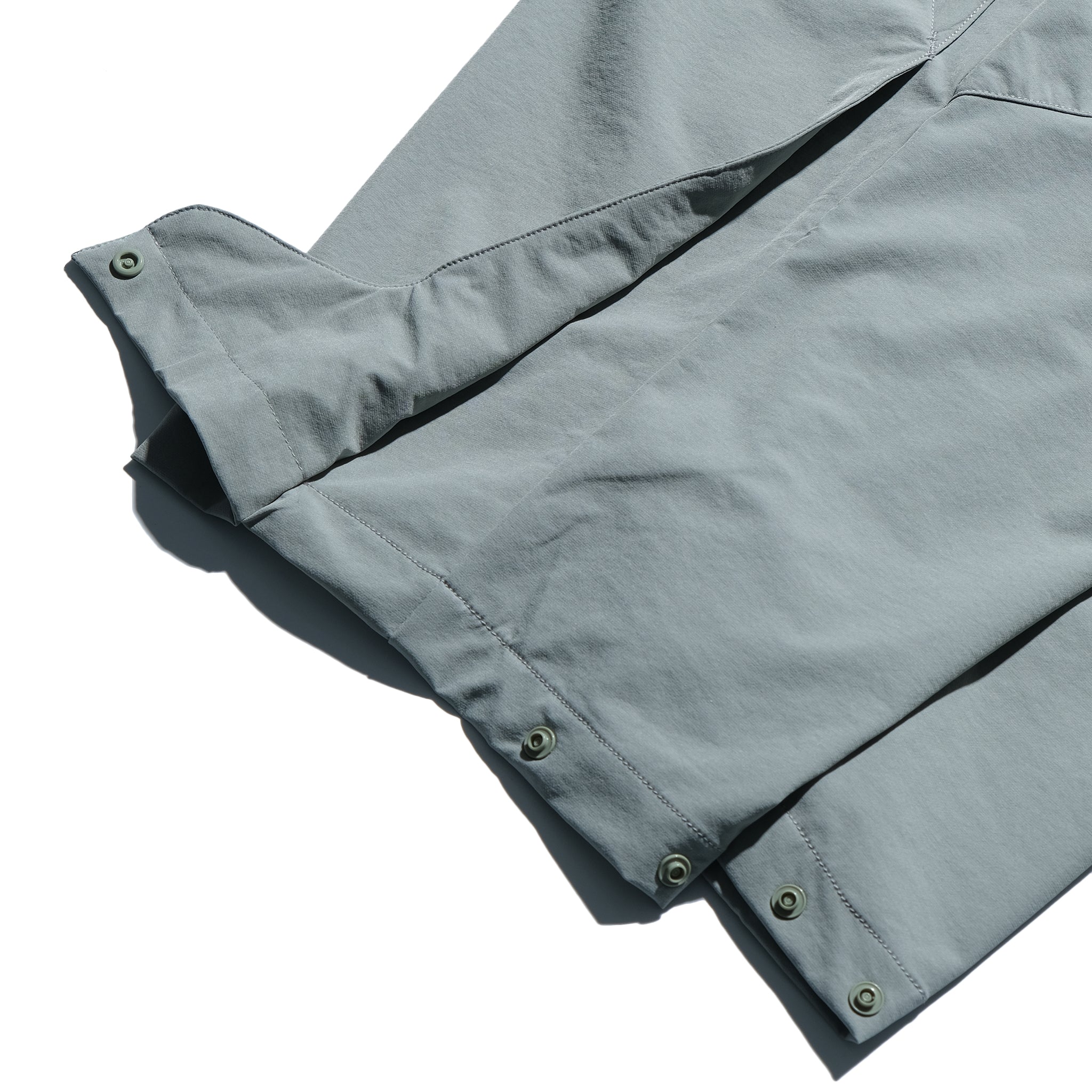 AW22 / 07 —  P22-122 3-way Expandable Relaxed Pants (Light Grey)