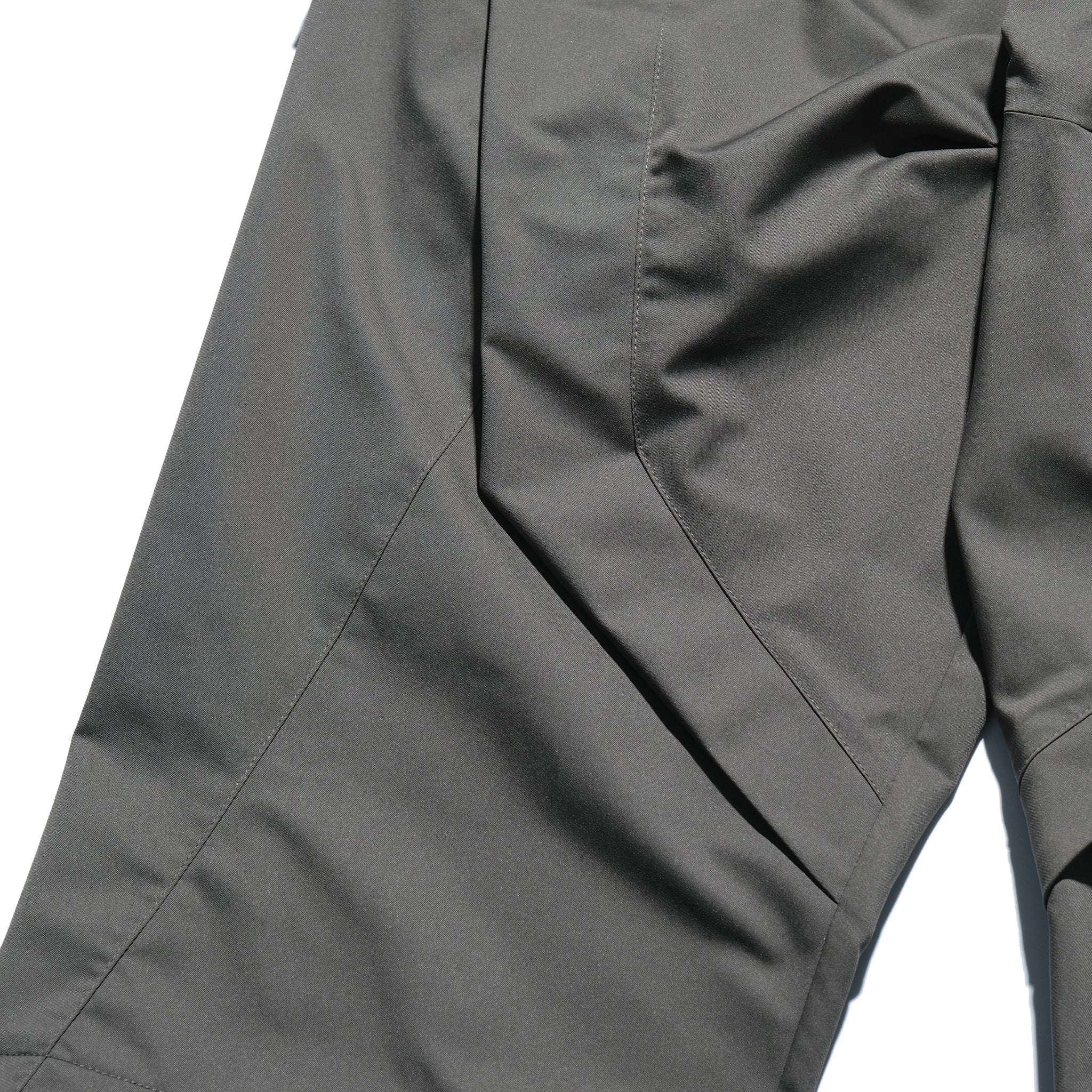 AW22 / 09 —  P22-124  Trapezoidal Loose Pants (Gauntlet Green)