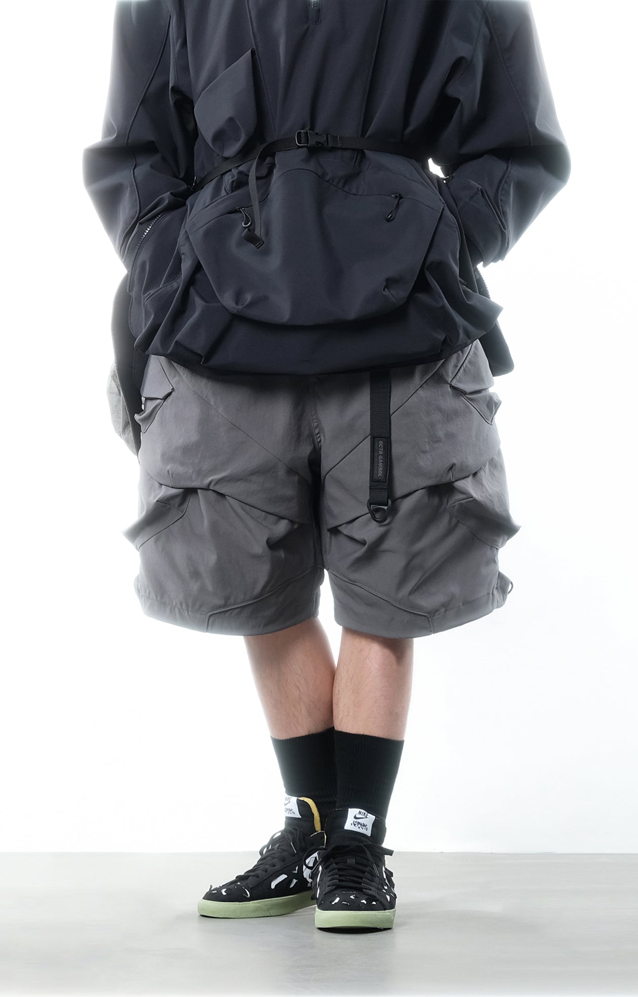SS22 / 01 S-061 Vizor Short (Grey)